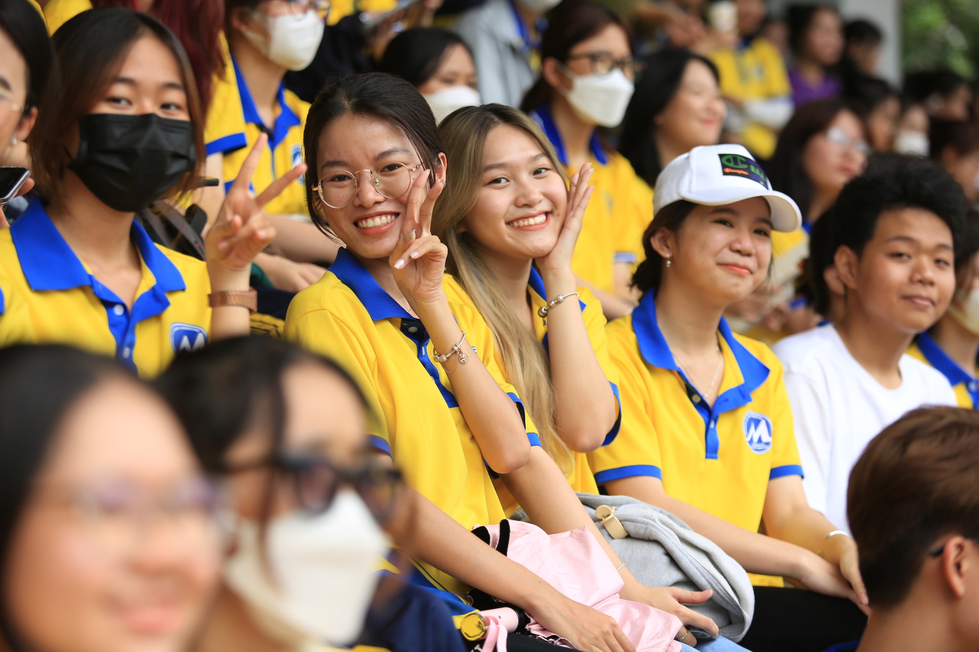 Nữ CĐV sinh viên duyên dáng trên các khán đài giải Thanh Niên Sinh viên Việt Nam - Ảnh 1.
