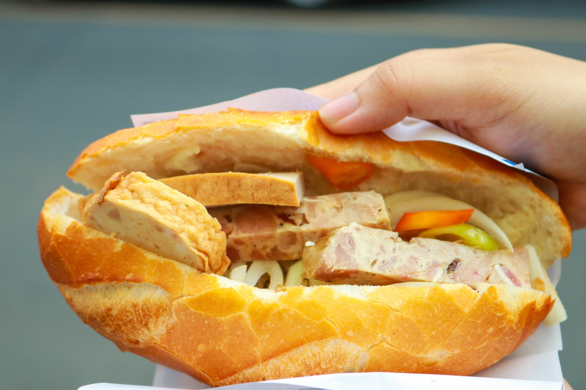 Bánh mì Việt Nam: Từ xe đẩy vỉa hè đến món ăn nổi tiếng thế giới - Ảnh 1.