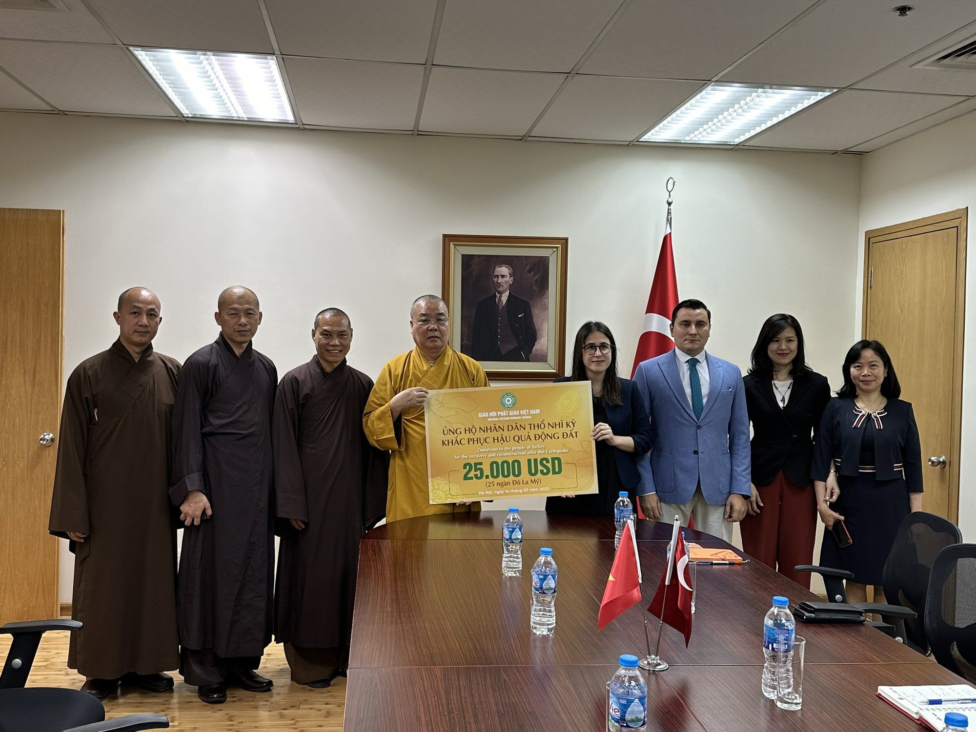 GHPGVN trao 25.000 USD hỗ trợ Thổ Nhĩ Kỳ khắc phục hậu quả động đất - Ảnh 1.