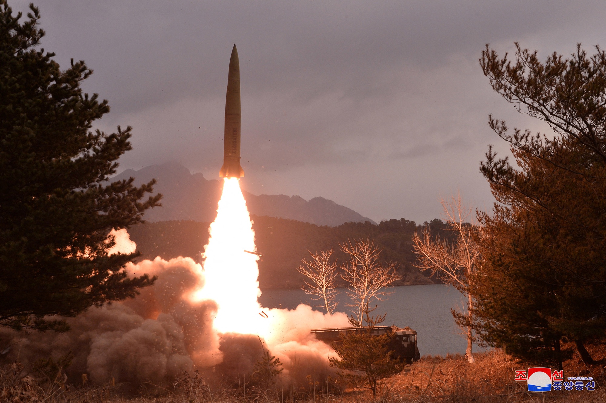 Truyền thông Triều Tiên công bố hình ảnh vụ thử tên lửa đạn đạo mới nhất  - Ảnh 1.