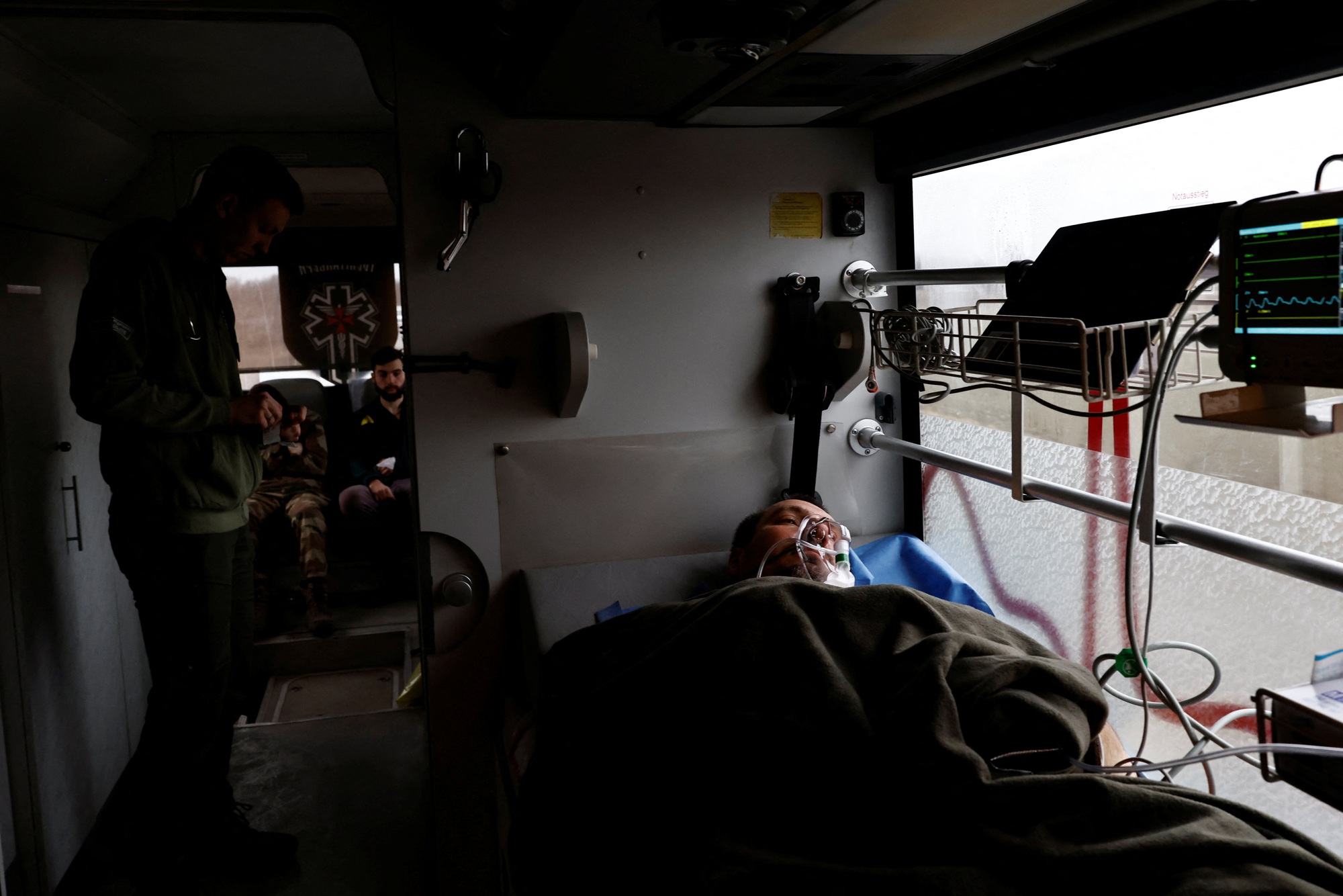 'Bệnh viện xe buýt' nỗ lực cứu binh sĩ Ukraine bị thương - Ảnh 1.