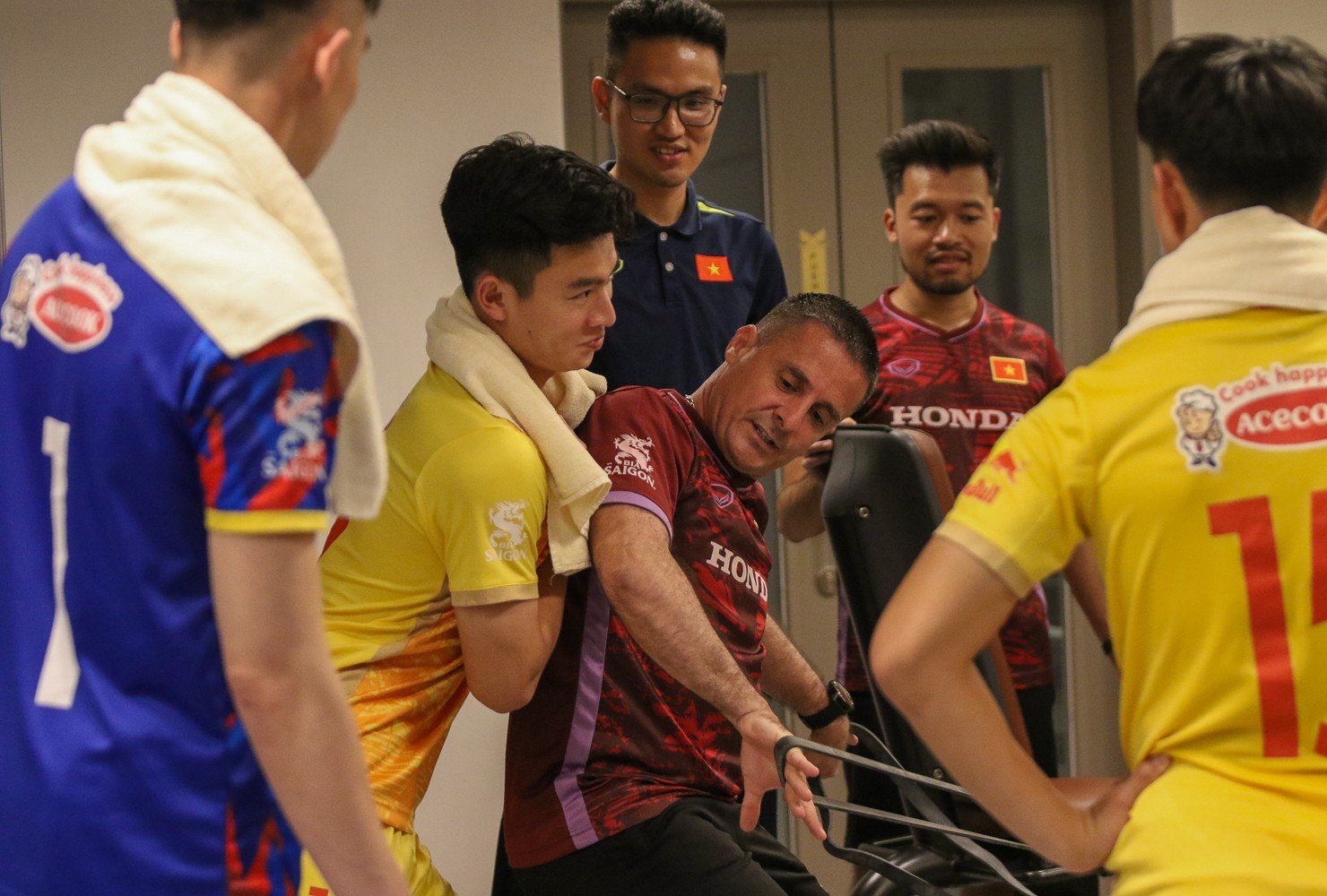 HLV Troussier tranh thủ tập gym cùng học trò, đội U.23 Việt Nam chờ đủ đội hình - Ảnh 13.