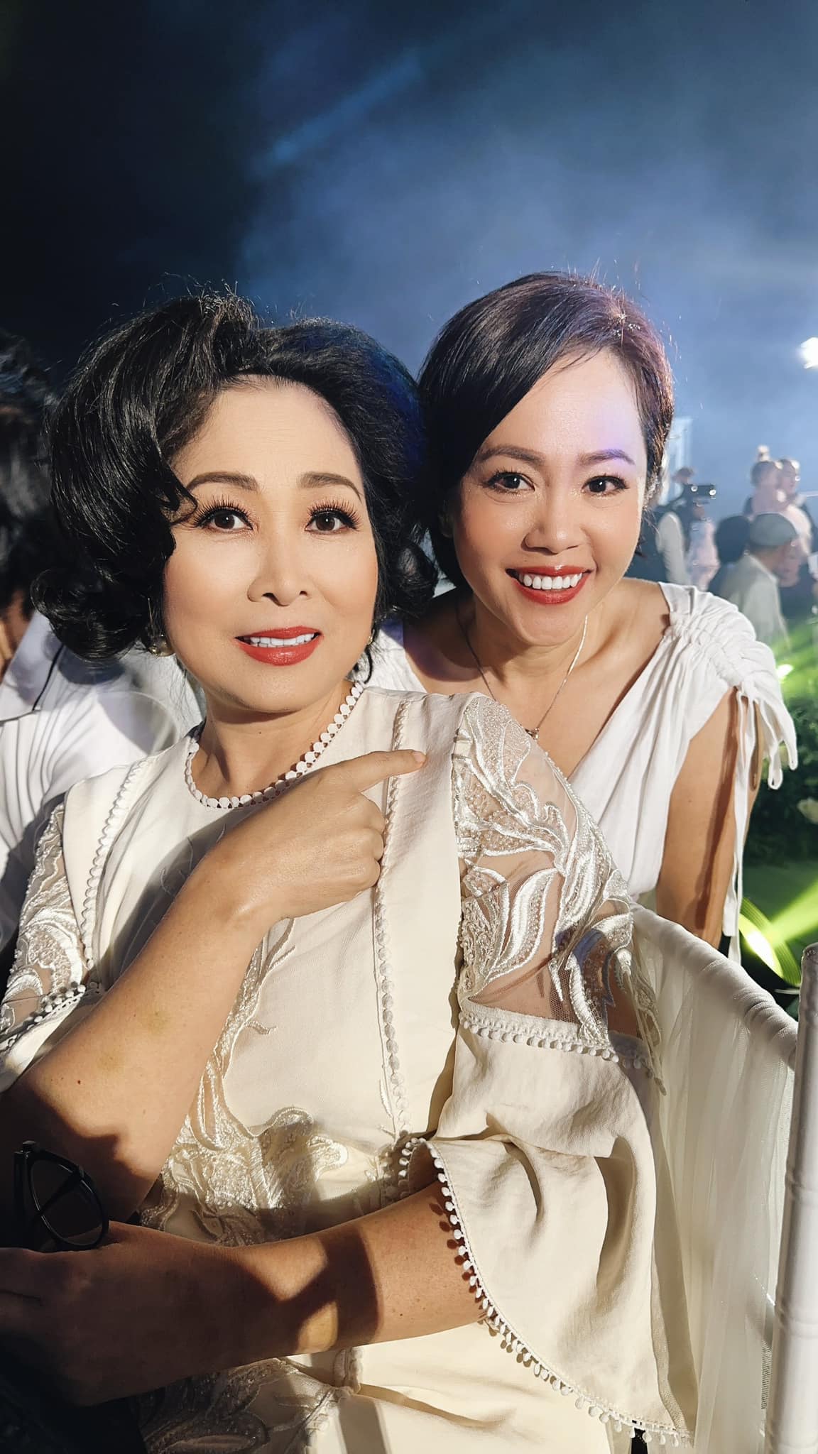 Hồng Vân, Lê Phương dự đám cưới của đạo diễn phim 'Gia đình hòa thuận' - Ảnh 4.