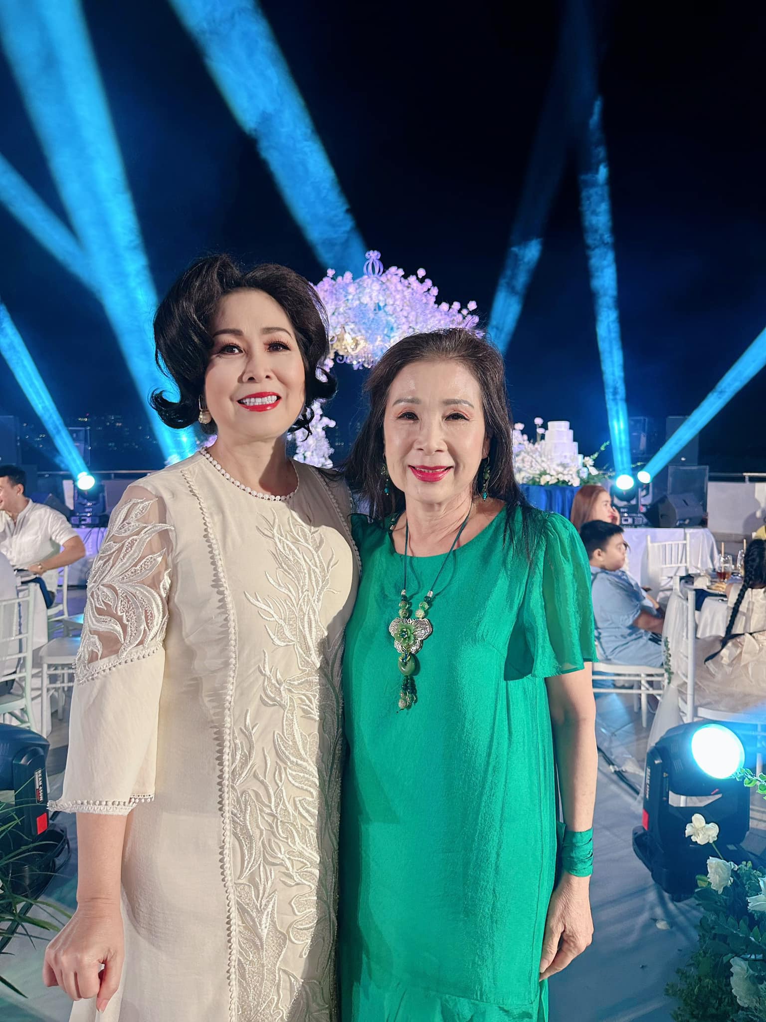 Hồng Vân, Lê Phương dự đám cưới của đạo diễn phim 'Gia đình hòa thuận' - Ảnh 2.