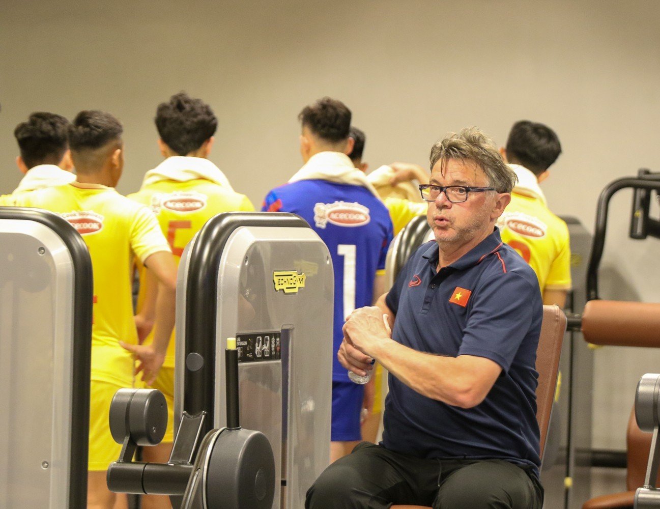 HLV Troussier tranh thủ tập gym cùng học trò, đội U.23 Việt Nam chờ đủ đội hình - Ảnh 15.