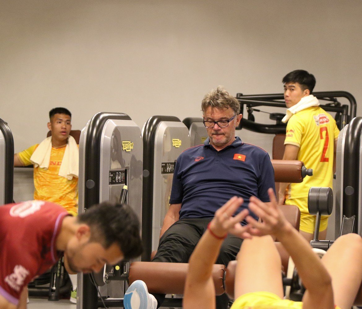 HLV Troussier tranh thủ tập gym cùng học trò, đội U.23 Việt Nam chờ đủ đội hình - Ảnh 2.