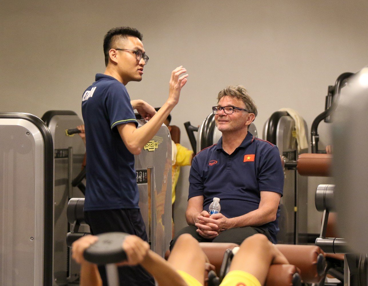 HLV Troussier tranh thủ tập gym cùng học trò, đội U.23 Việt Nam chờ đủ đội hình - Ảnh 1.