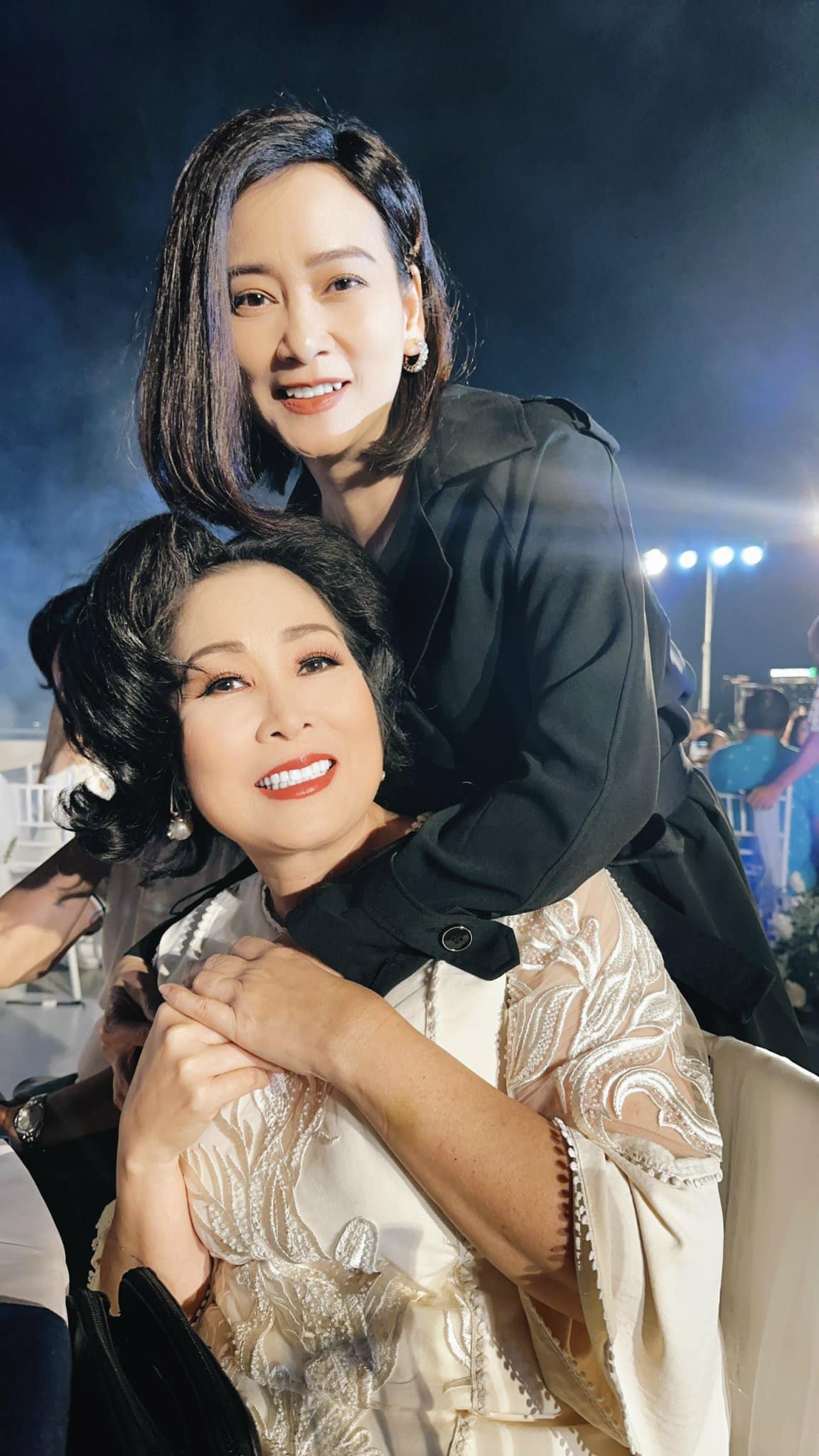 Hồng Vân, Lê Phương dự đám cưới của đạo diễn phim 'Gia đình hòa thuận' - Ảnh 3.