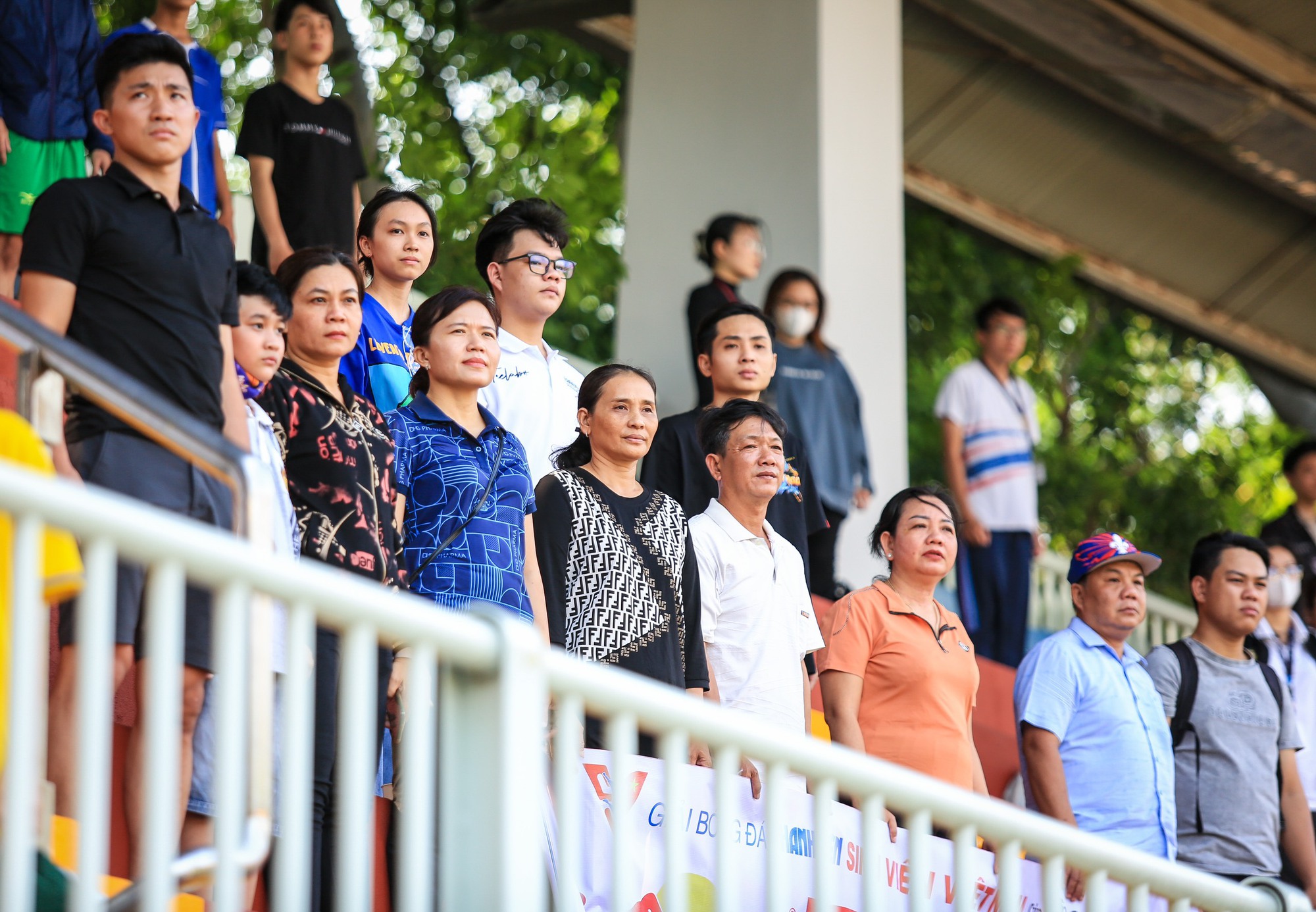 Cha mẹ vượt trăm km xem đá bóng, 'sướng' khi con trai ghi bàn - Ảnh 2.