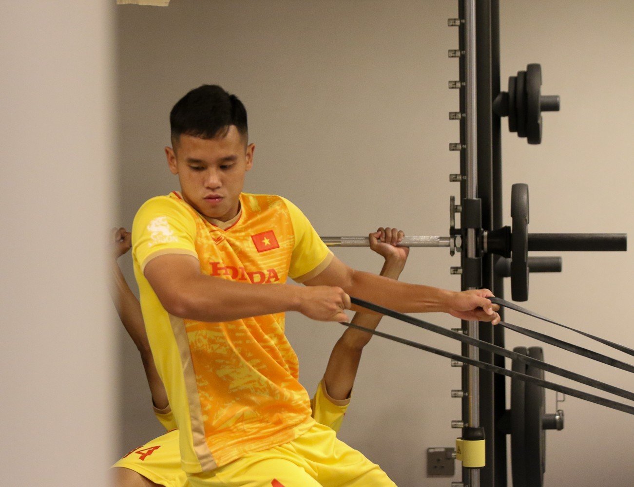 HLV Troussier tranh thủ tập gym cùng học trò, đội U.23 Việt Nam chờ đủ đội hình - Ảnh 10.