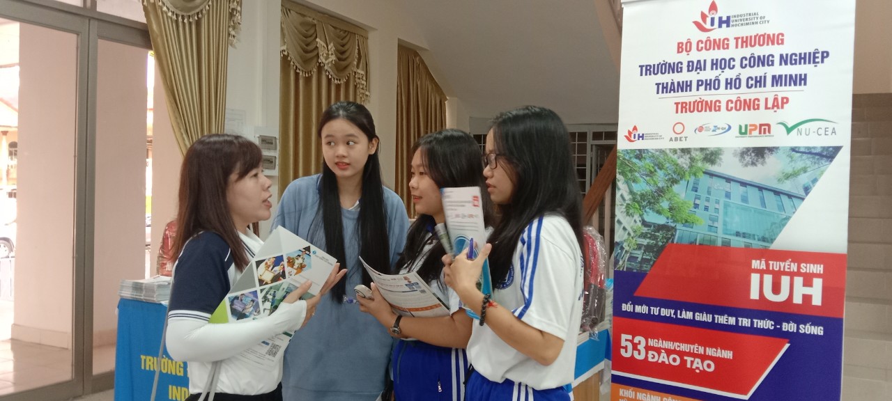 Nhộn nhịp không khí Tư vấn mùa thi trên quê hương Bác Tôn - Ảnh 7.
