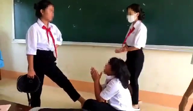 Vĩnh Long: Nhóm học sinh lớp 6 đánh hội đồng bạn bằng mũ bảo hiểm trong lớp - Ảnh 3.