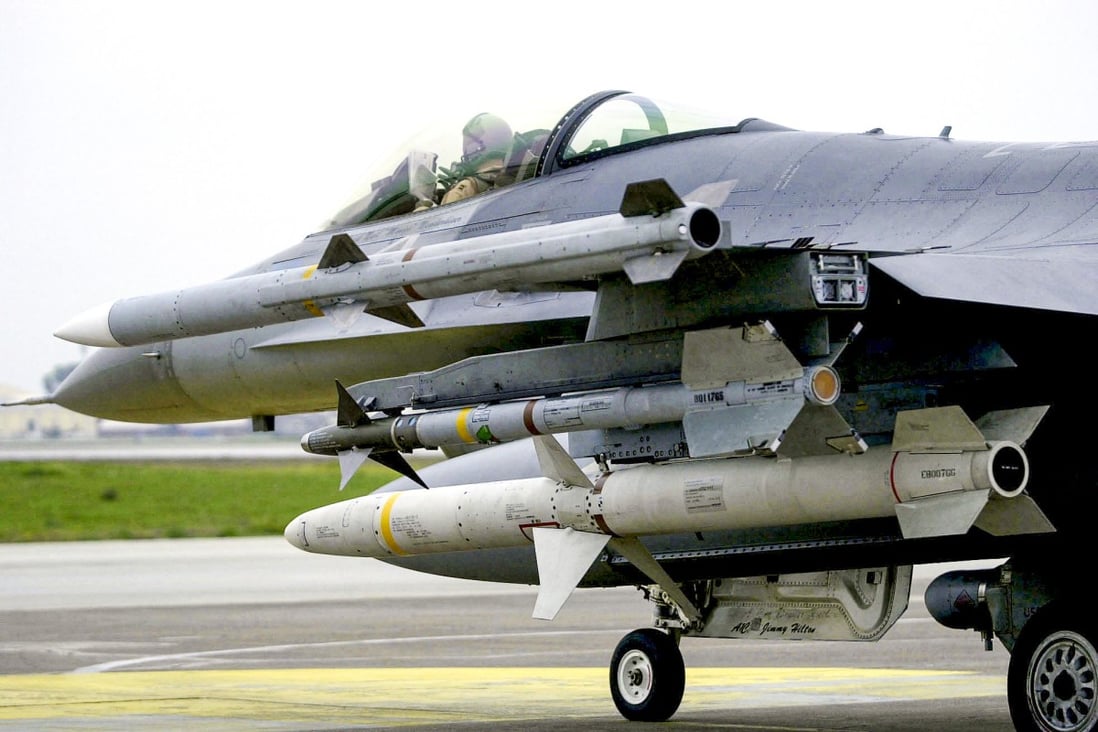 Một máy bay chiến đấu F-16 mang theo tên lửa AIM-120 AMRAAM (trên cùng), AIM-9 Sidewinder (giữa) và AGM-88 HARM (dưới cùng)