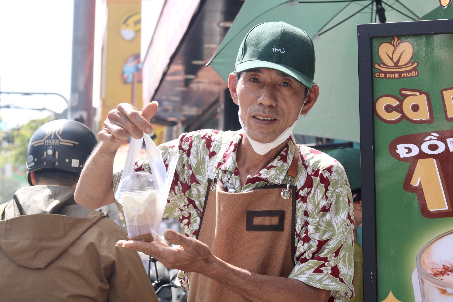 Xe cà phê 'khởi nghiệp' của U.60 nườm nượp khách ở TP.HCM