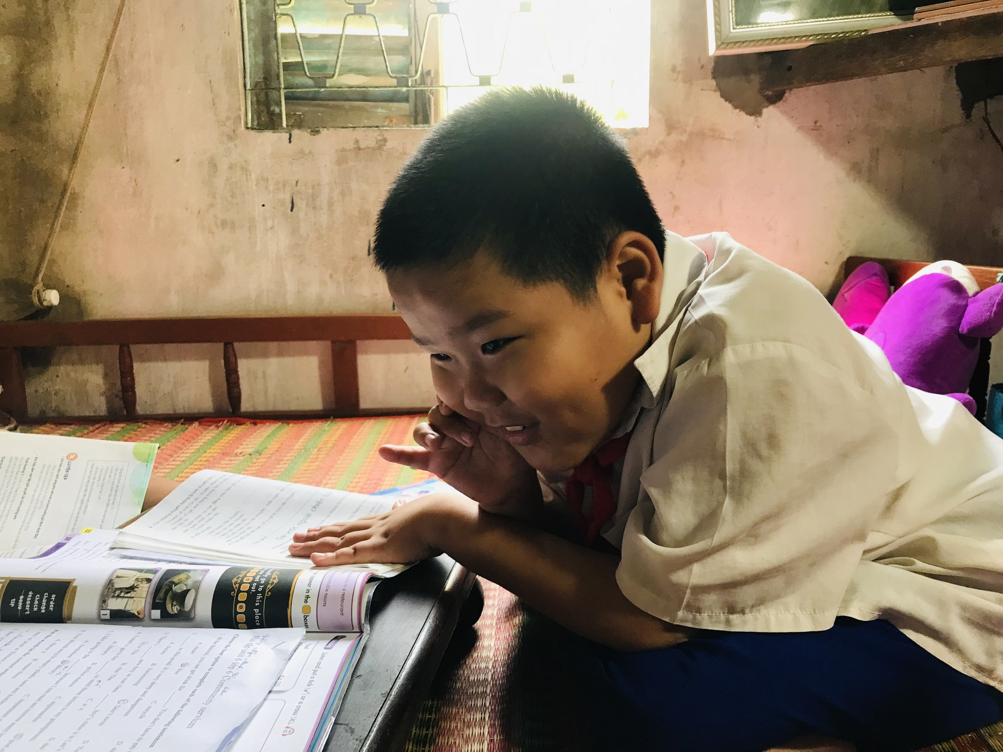 Người mẹ nghèo miền Tây một ngày 6 lần cõng 2 con khuyết tật đến trường - Ảnh 1.