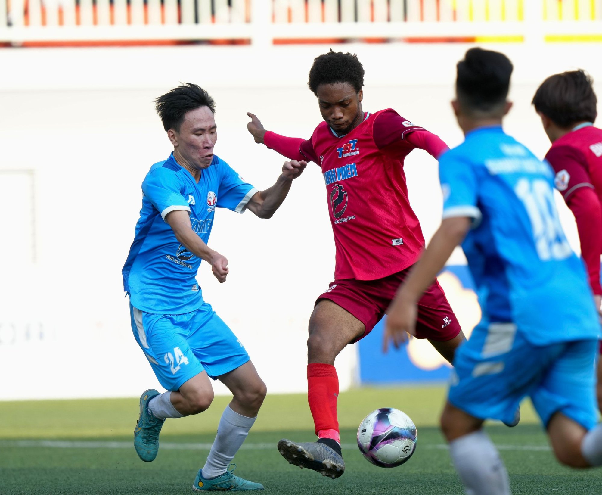 ĐH Tôn Đức Thắng 1-0 ĐH Sư phạm Kỹ thuật TP.HCM: 'Ngoại binh' Nigeria thành người hùng - Ảnh 3.