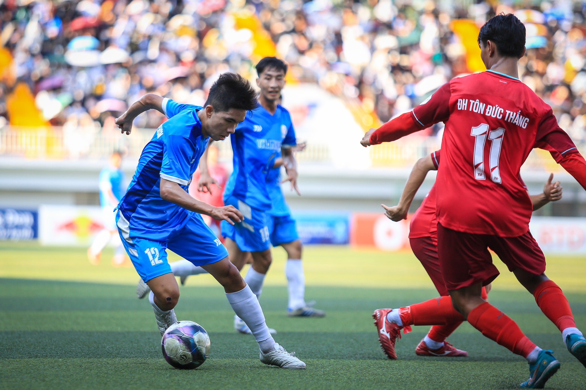 ĐH Tôn Đức Thắng 1-0 ĐH Sư phạm Kỹ thuật TP.HCM: 'Ngoại binh' Nigeria thành người hùng - Ảnh 2.