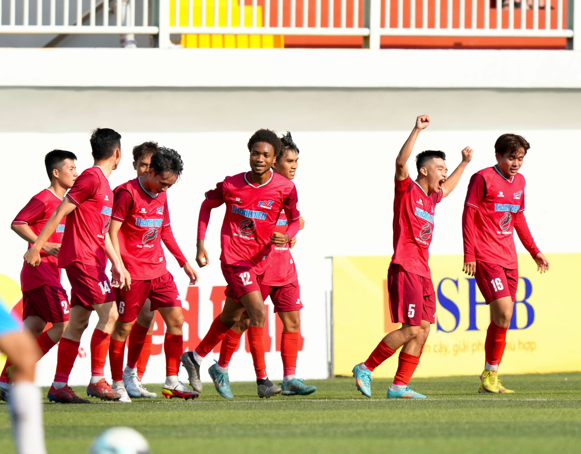 ĐH Tôn Đức Thắng 1-0 ĐH Sư phạm Kỹ thuật TP.HCM: 'Ngoại binh' Nigeria thành người hùng - Ảnh 5.