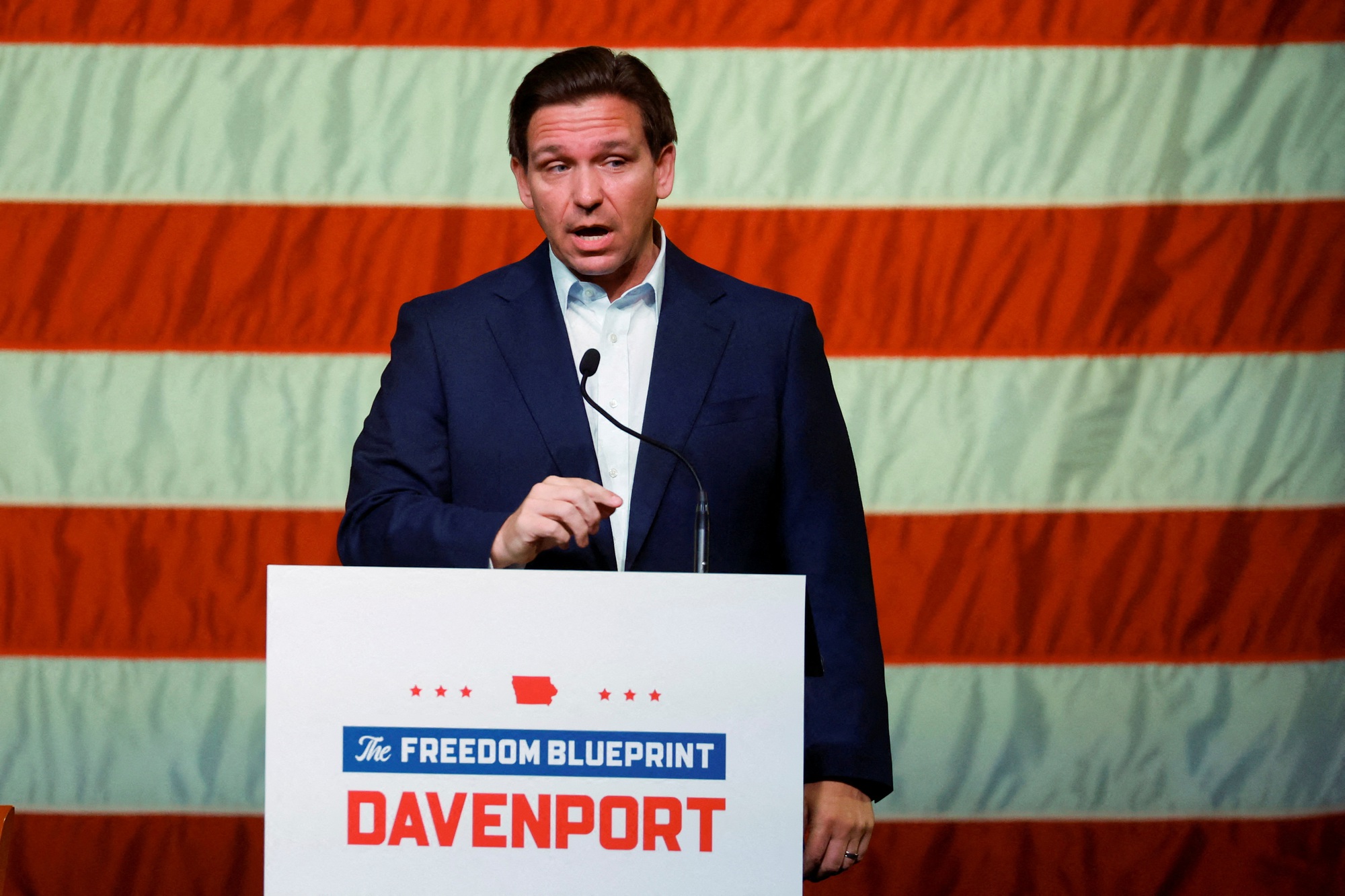 Thống đốc Florida Ron DeSantis lên tiếng về cáo buộc của ông Donald Trump - Ảnh 1.