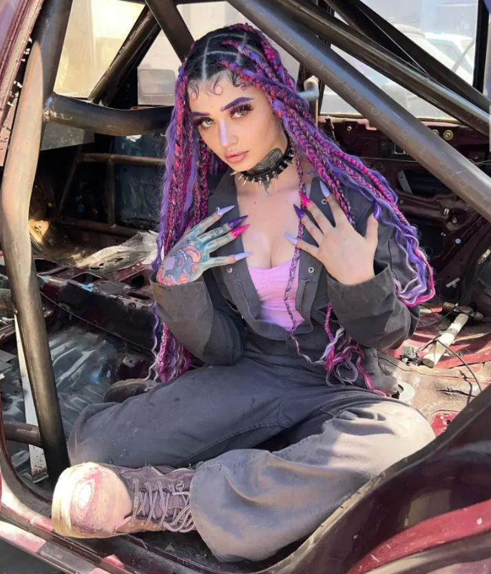 Nữ thợ cơ khí xinh đẹp, quyến rũ gây sốt cộng đồng mạng