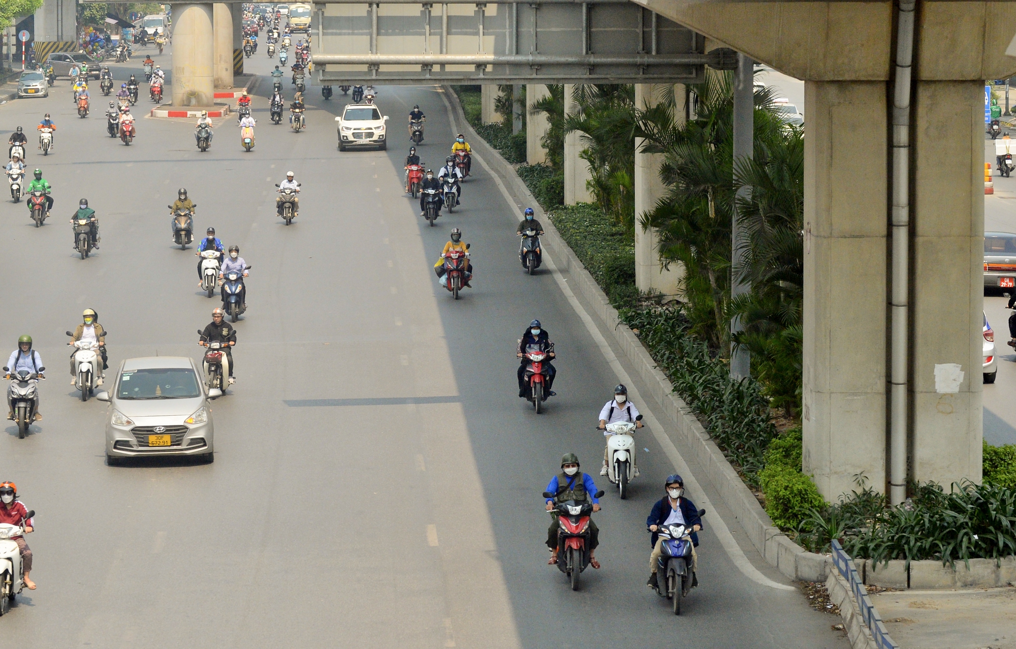 Hà Nội trong đợt nắng nóng đầu tiên năm 2023, mặt đường chạm ngưỡng 45 độ C - Ảnh 2.