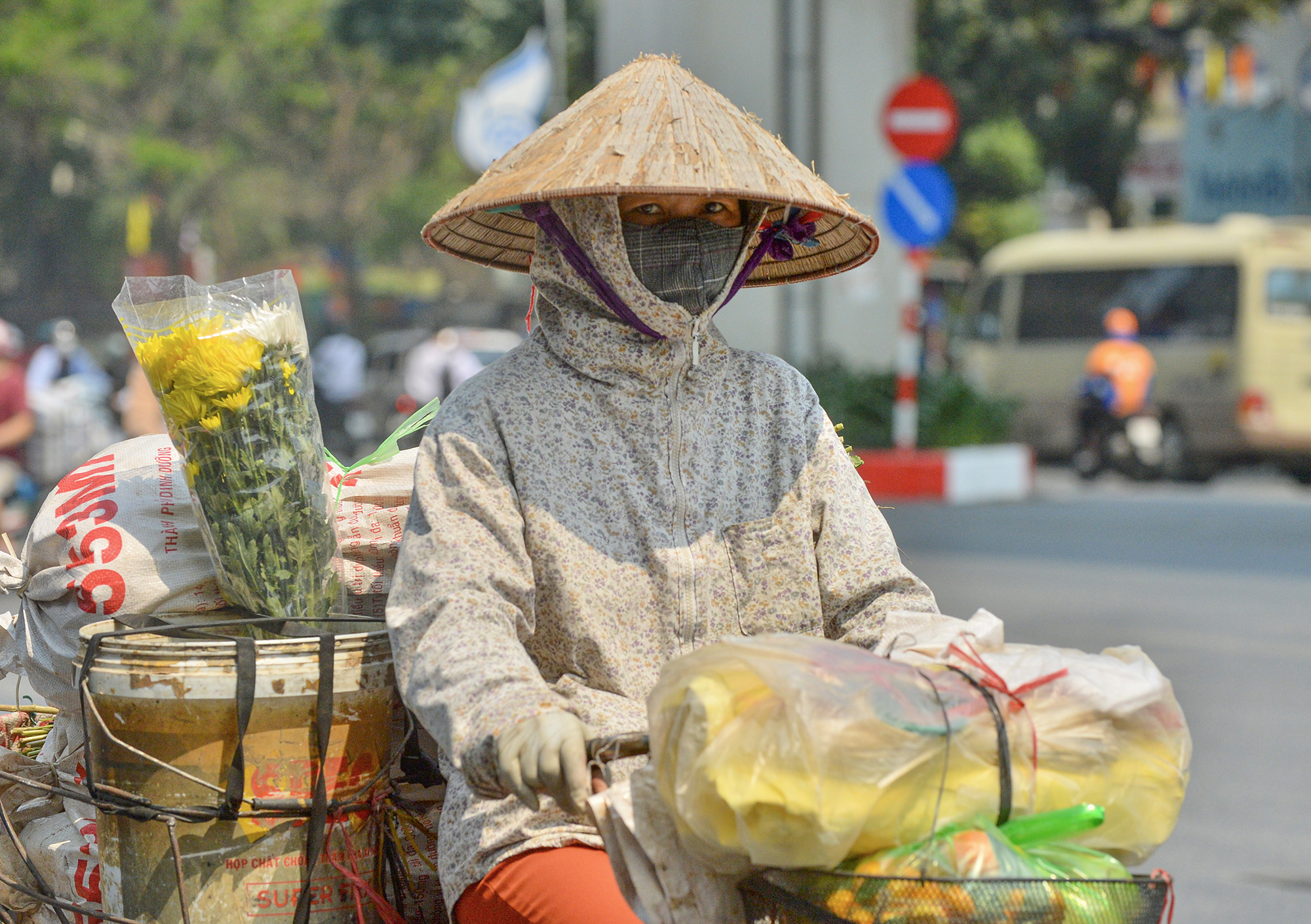 Hà Nội trong đợt nắng nóng đầu tiên năm 2023, mặt đường chạm ngưỡng 45 độ C - Ảnh 4.