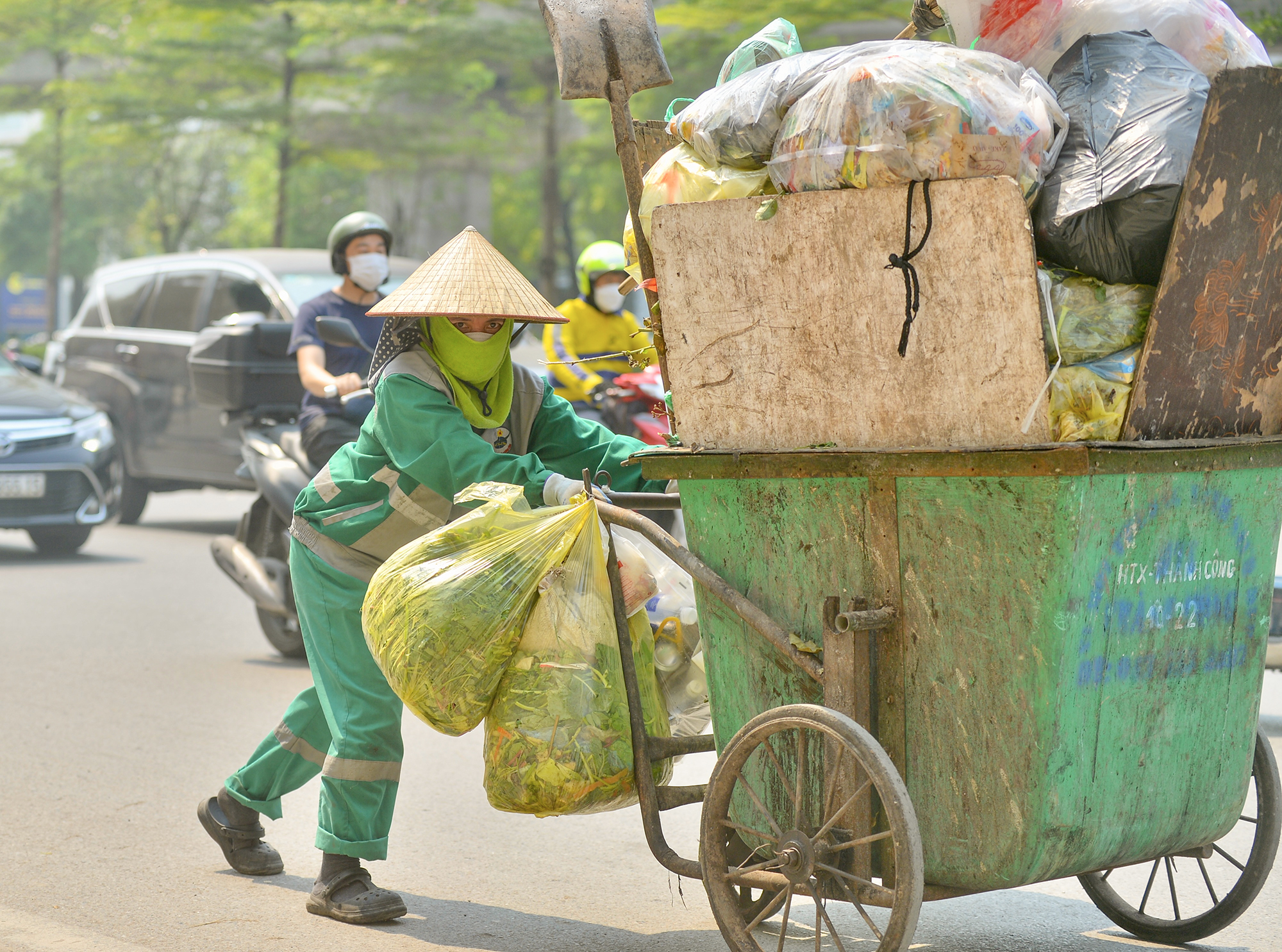 Hà Nội trong đợt nắng nóng đầu tiên năm 2023, mặt đường chạm ngưỡng 45 độ C - Ảnh 8.