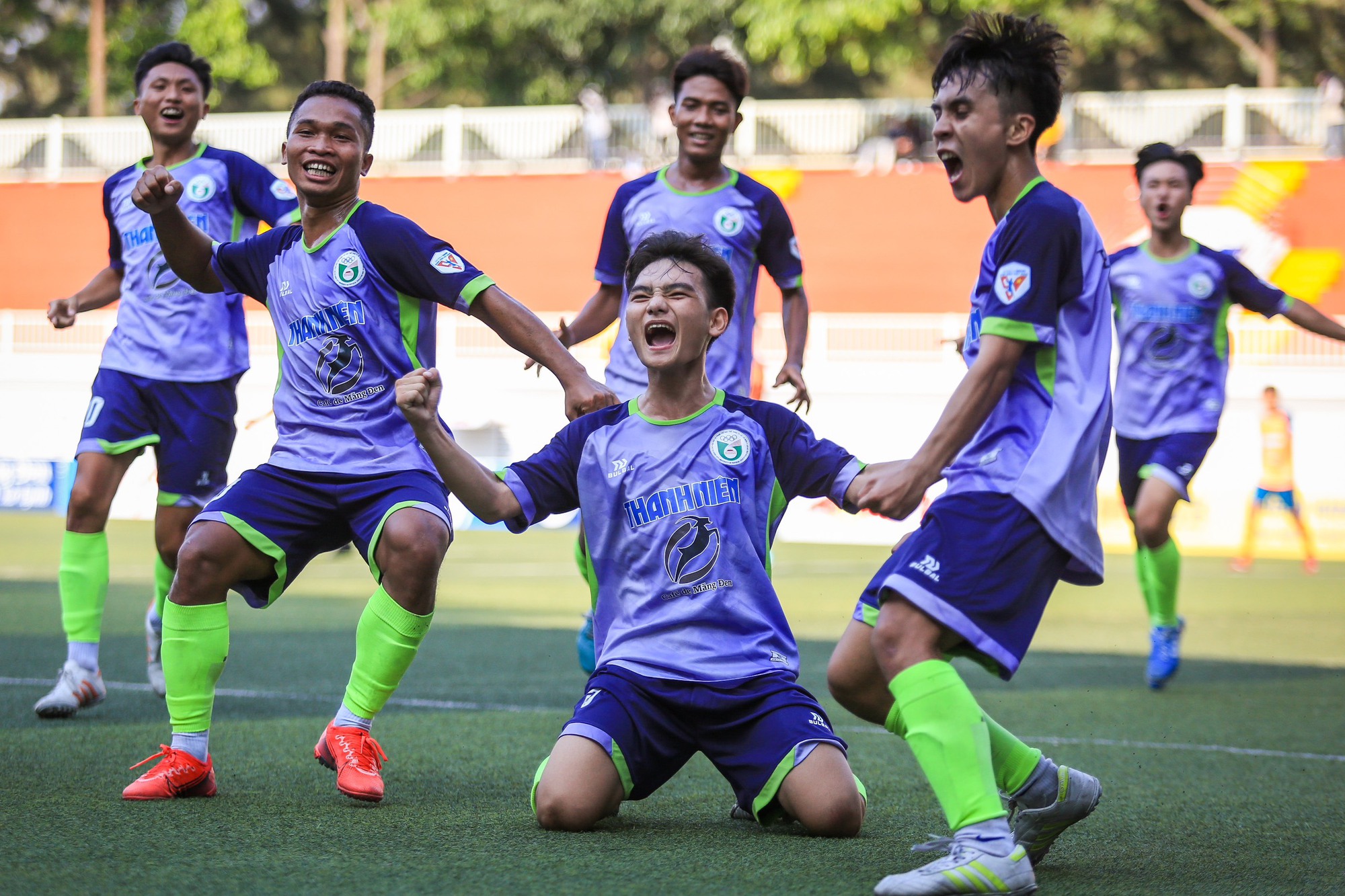 Màn ăn mừng độc nhất ở giải bóng đá Thanh Niên Sinh viên Việt Nam - Ảnh 1.
