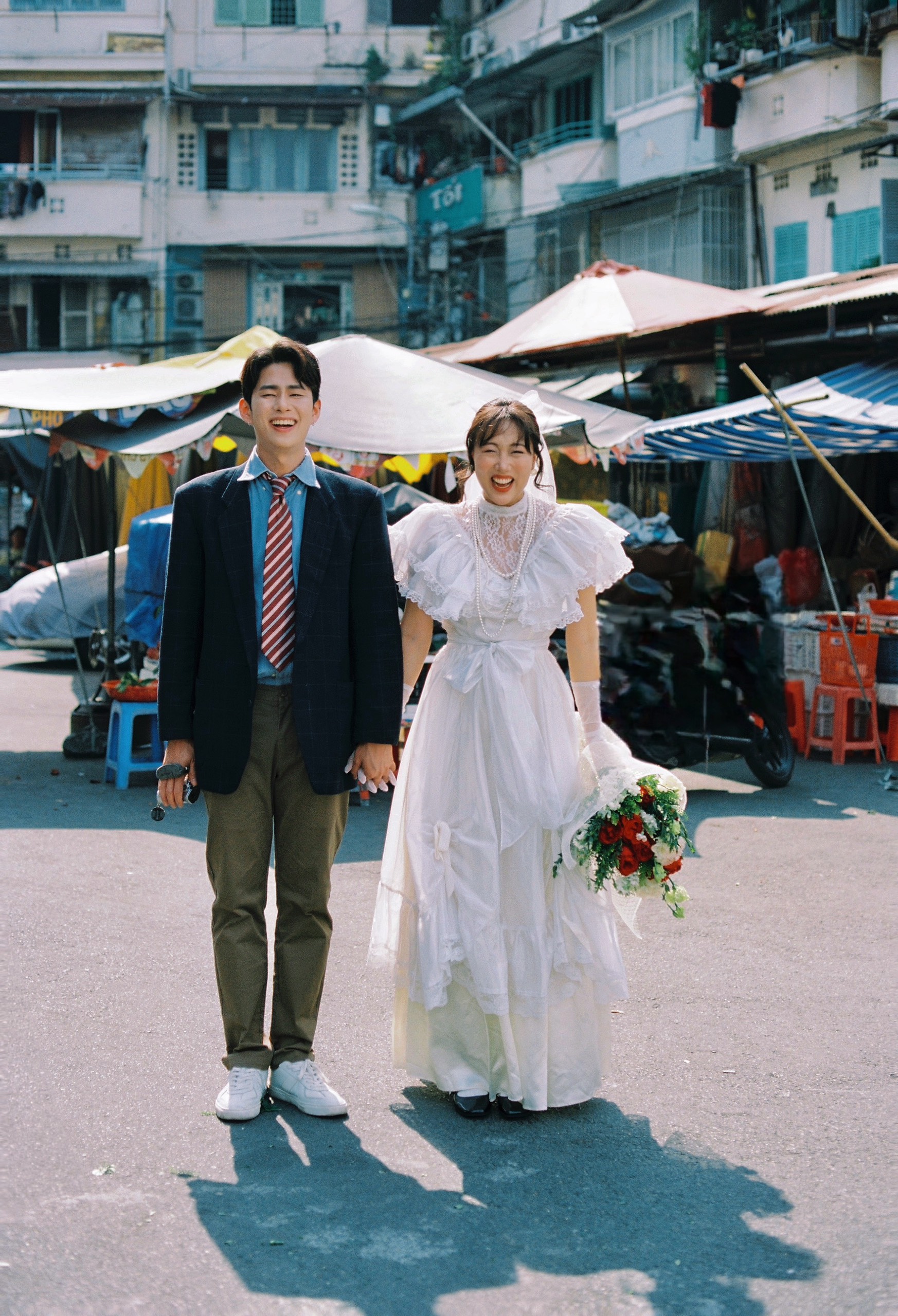 Điều bất ngờ sau bộ ảnh cưới của cặp đôi nổi tiếng Hàn Quốc chụp ở TP.HCM - Ảnh 1.