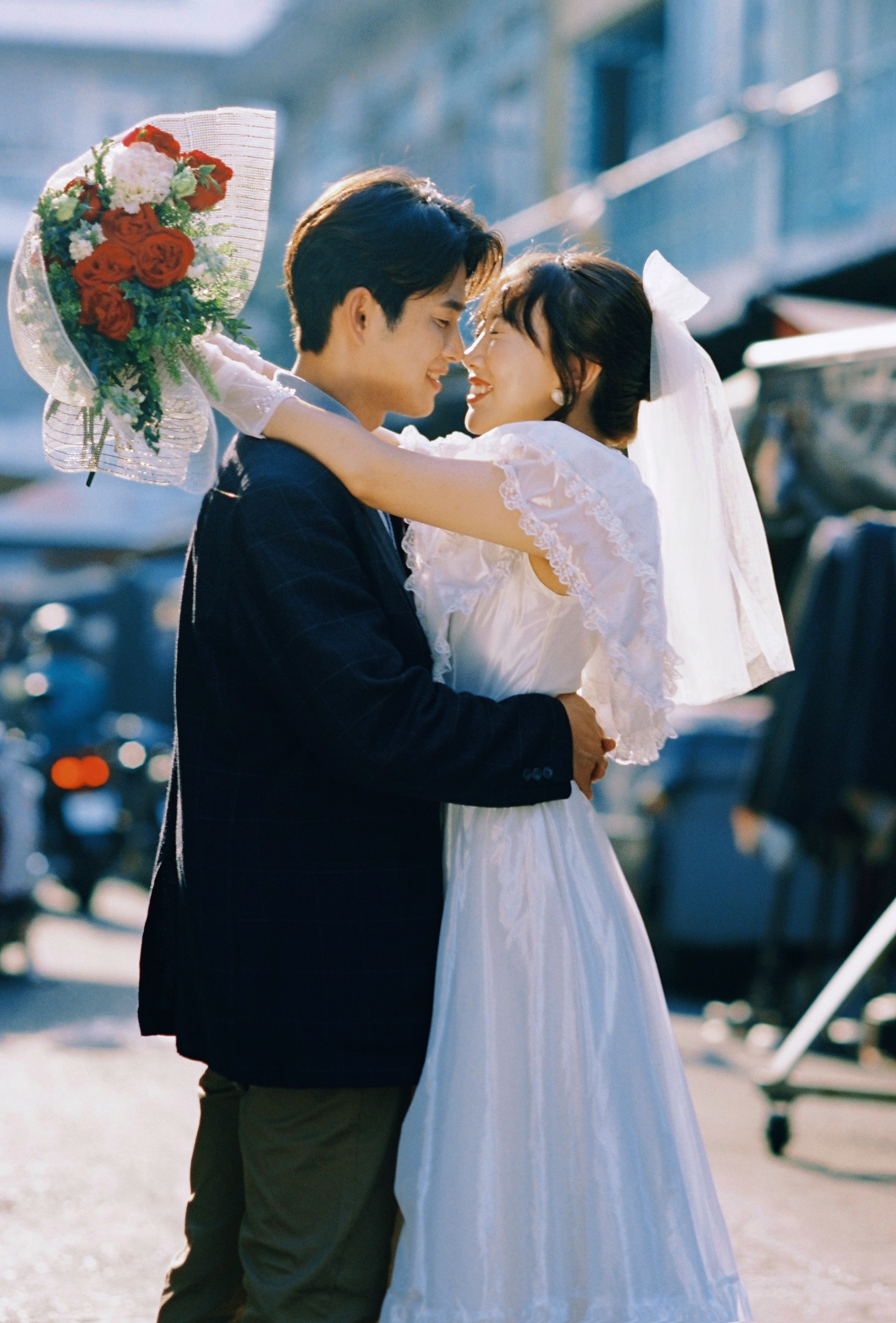 Điều bất ngờ sau bộ ảnh cưới của cặp đôi nổi tiếng Hàn Quốc chụp ở TP.HCM - Ảnh 2.