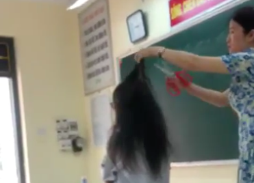Cô giáo cầm kéo tóc cắt nhúm tóc nhuộm light của nữ sinh giữa lớp học  - Ảnh 2.