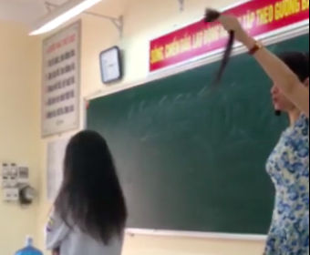 Cô giáo cầm kéo tóc cắt nhúm tóc nhuộm light của nữ sinh giữa lớp học  - Ảnh 3.