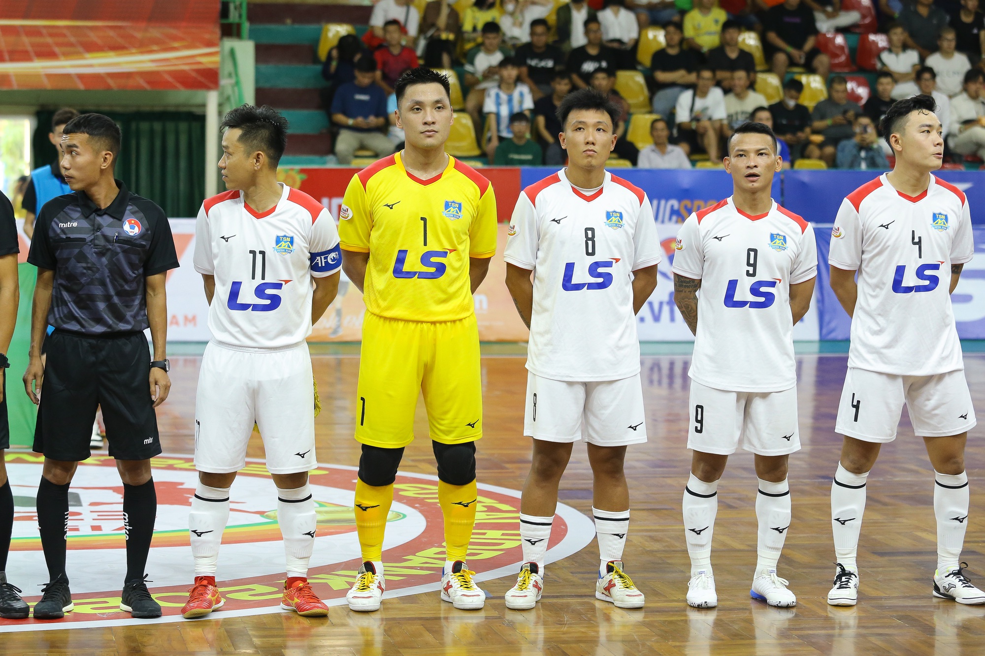 Quyết định nhạy cảm, trọng tài bị phản ứng dữ đội ở giải futsal - Ảnh 10.