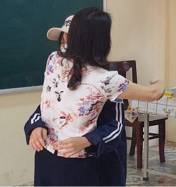 Vụ clip cô giáo cắt tóc nữ sinh: cô trò ôm nhau cùng nói lời xin lỗi - Ảnh 3.