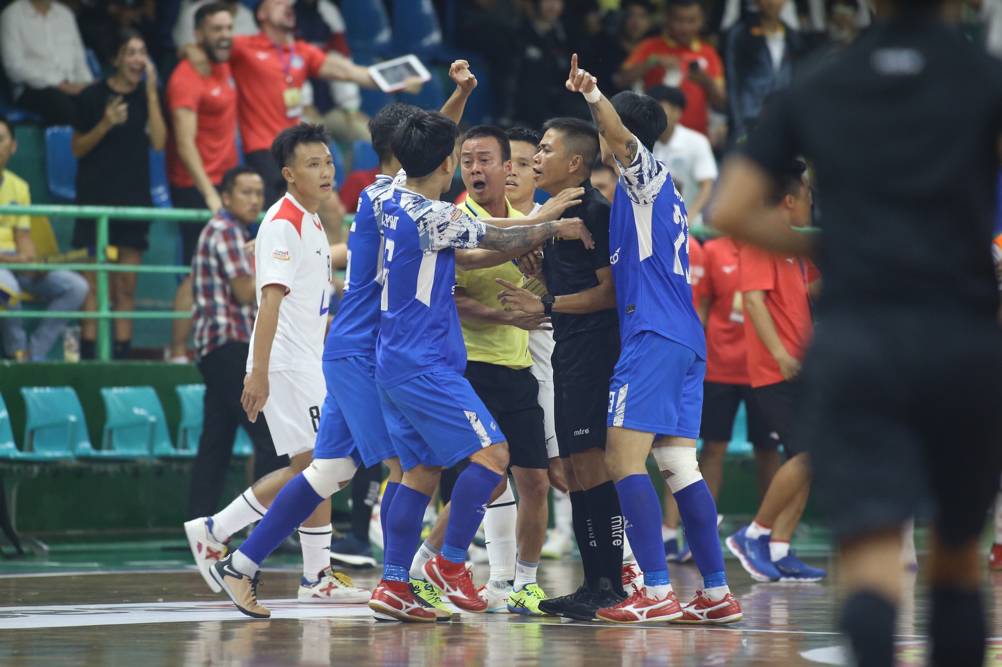 Quyết định nhạy cảm, trọng tài bị phản ứng dữ đội ở giải futsal - Ảnh 4.