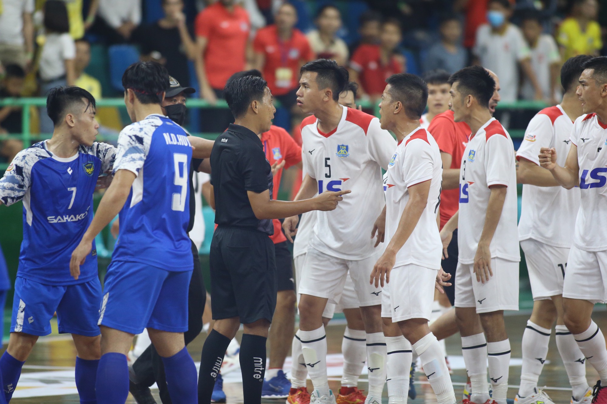 Quyết định nhạy cảm, trọng tài bị phản ứng dữ đội ở giải futsal - Ảnh 7.