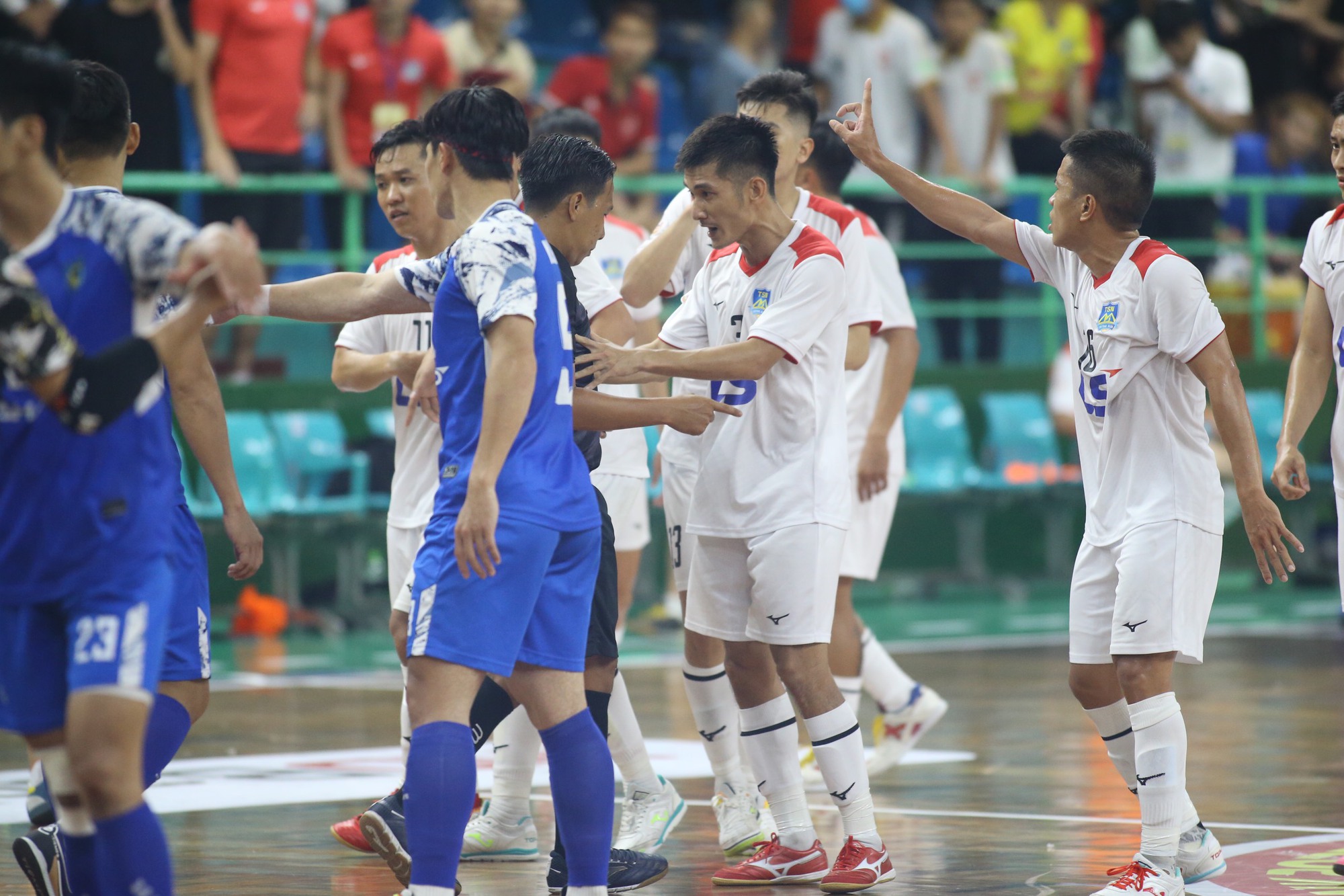 Quyết định nhạy cảm, trọng tài bị phản ứng dữ đội ở giải futsal - Ảnh 6.