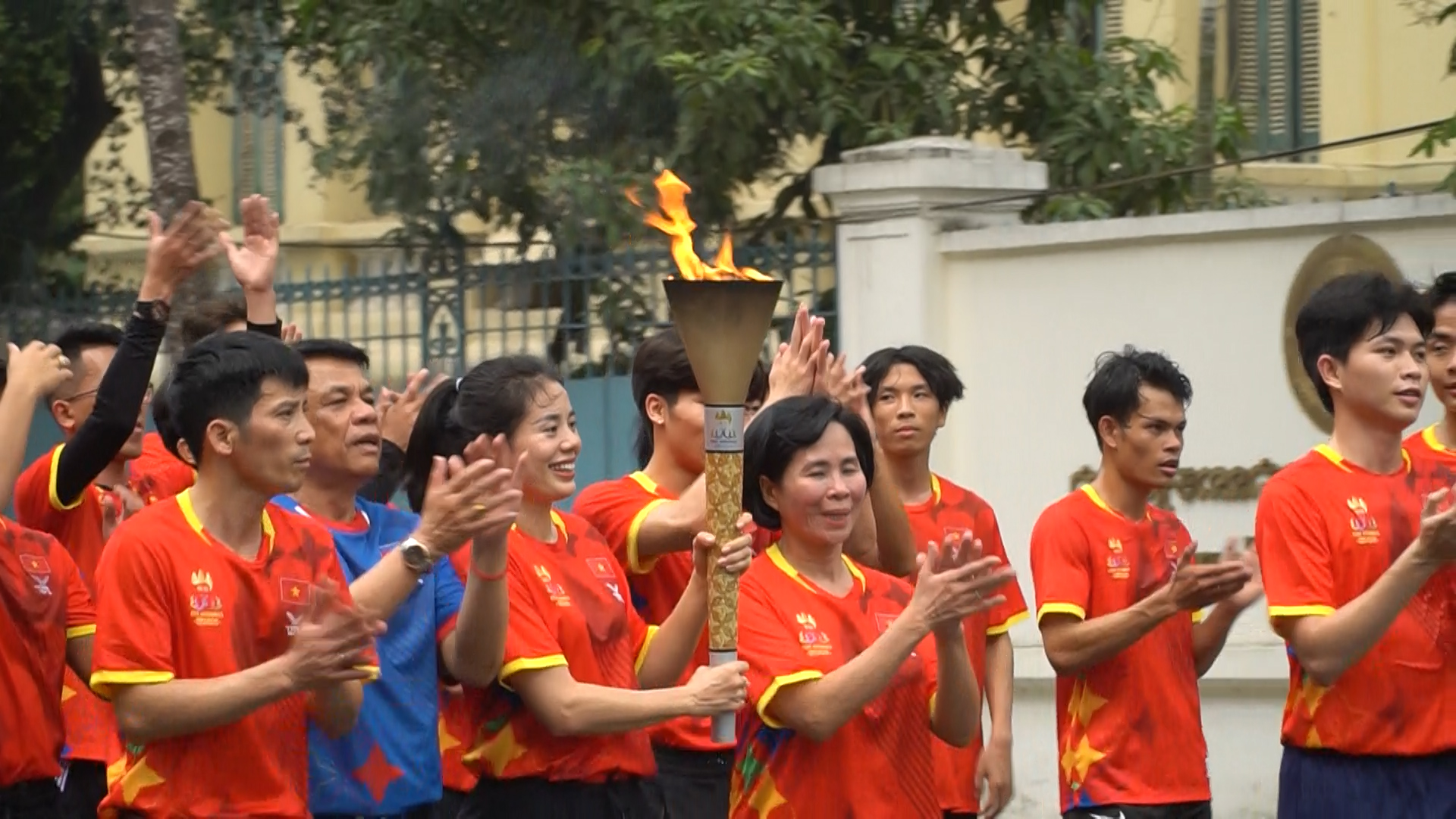 Ban tổ chức SEA Games 32 rước đuốc tại Hà Nội cùng 200 VĐV tiêu biểu - Ảnh 2.