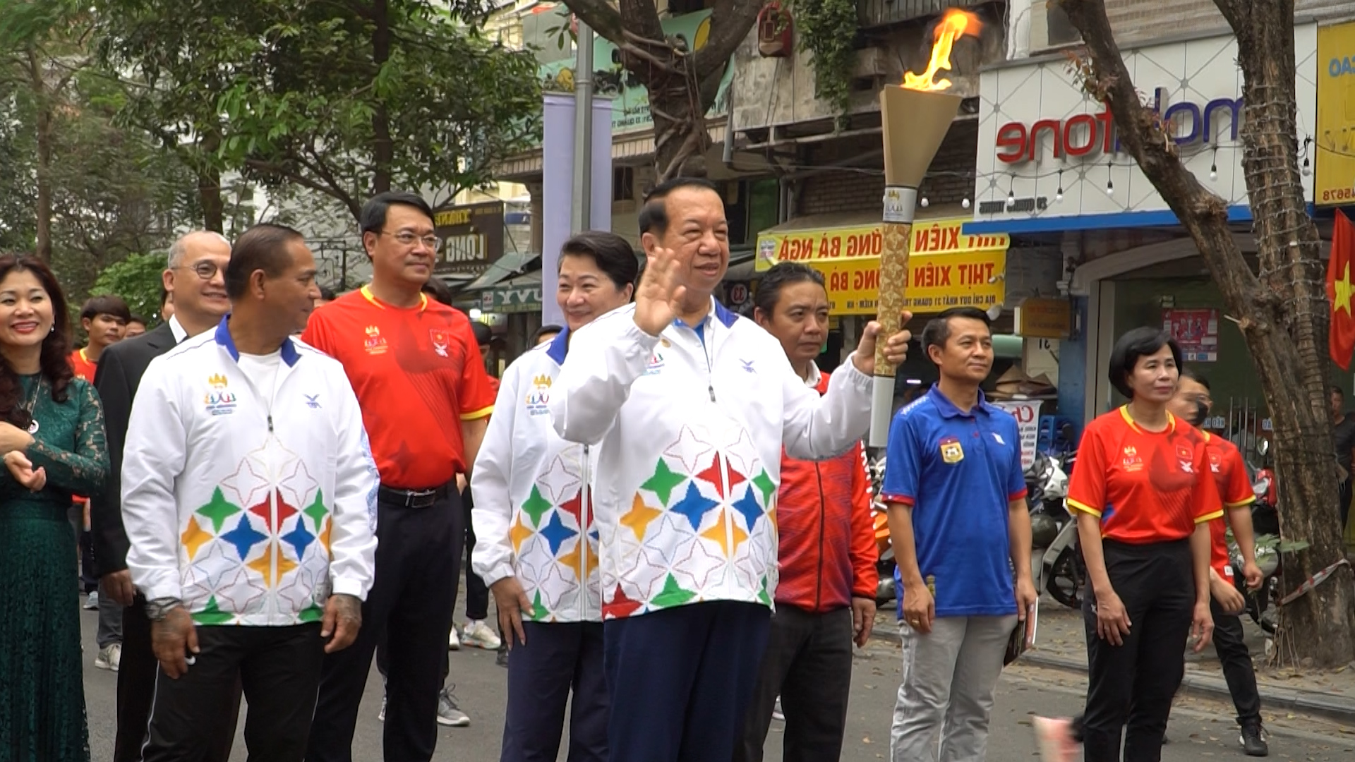 Ban tổ chức SEA Games 32 rước đuốc tại Hà Nội cùng 200 VĐV tiêu biểu - Ảnh 1.