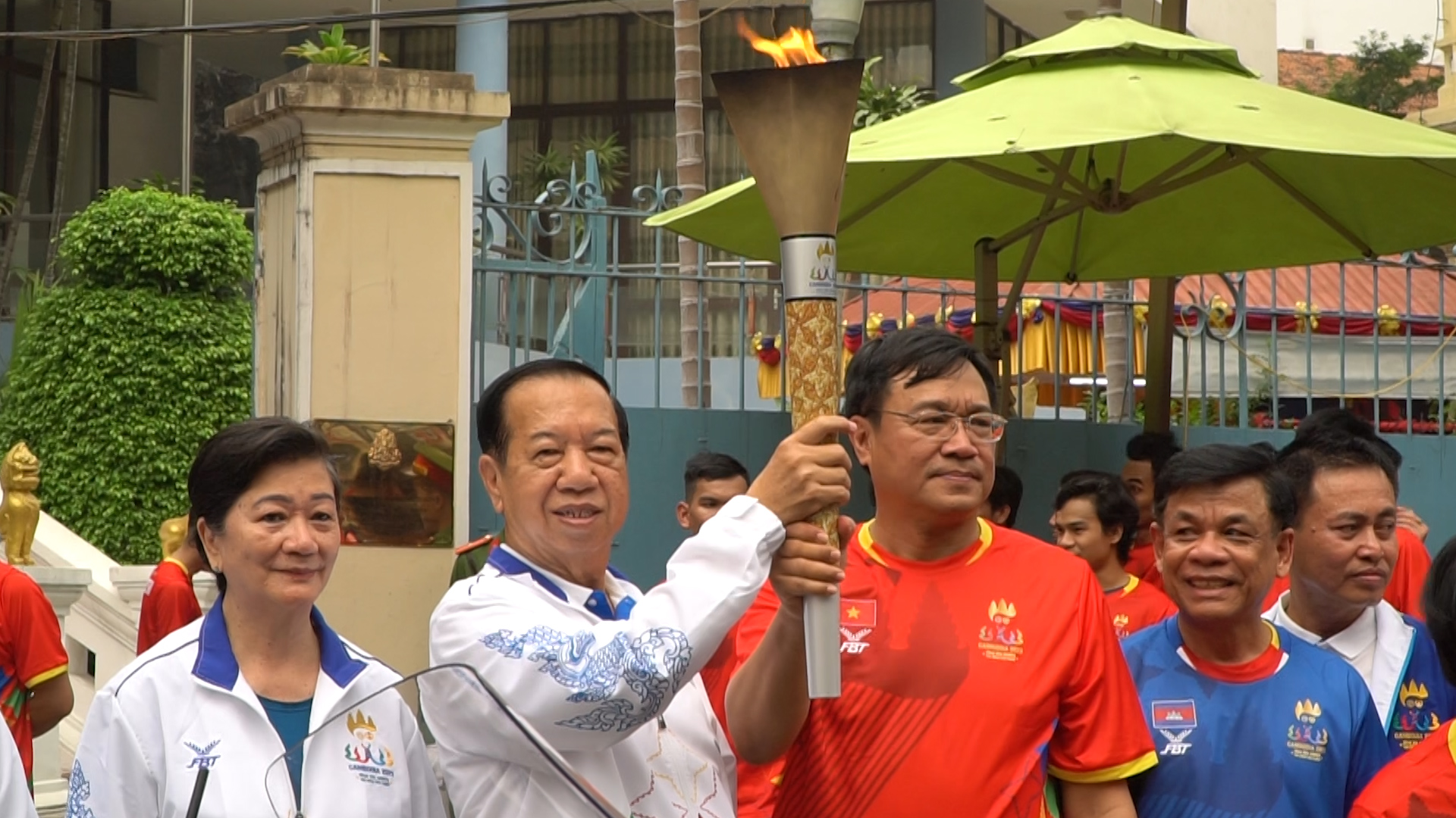 Ban tổ chức SEA Games 32 rước đuốc tại Hà Nội cùng 200 VĐV tiêu biểu - Ảnh 3.