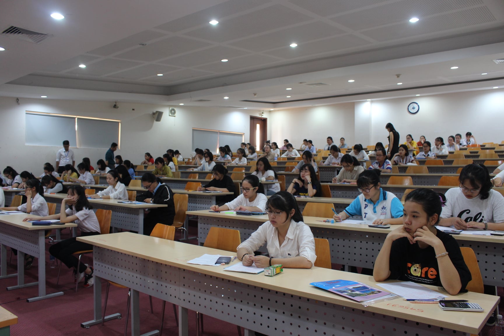 Thi V-ACT trên giấy