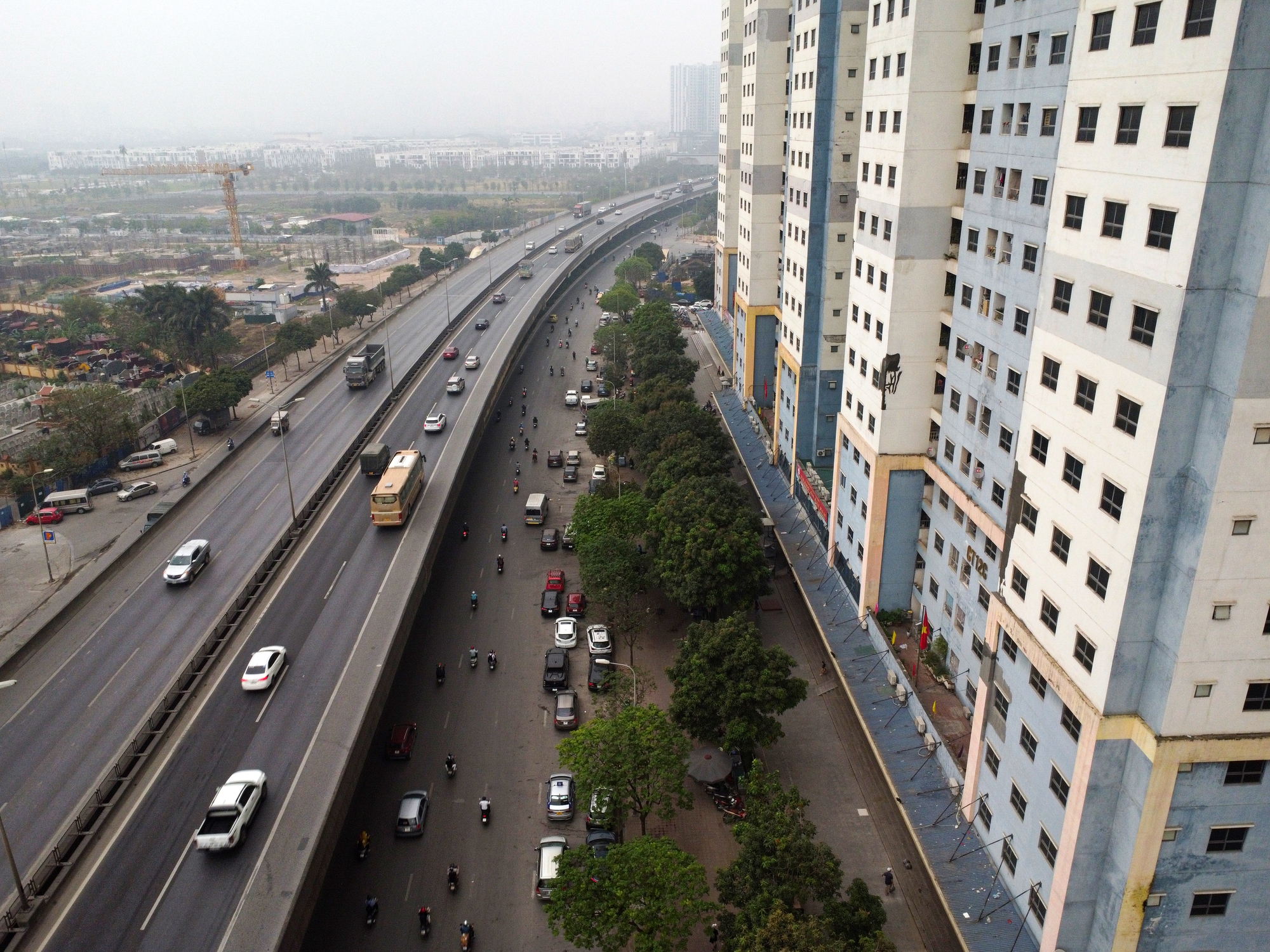 'Bức tranh châm biếm' về cảnh ô tô đỗ tràn lòng đường ở Hà Nội - Ảnh 1.
