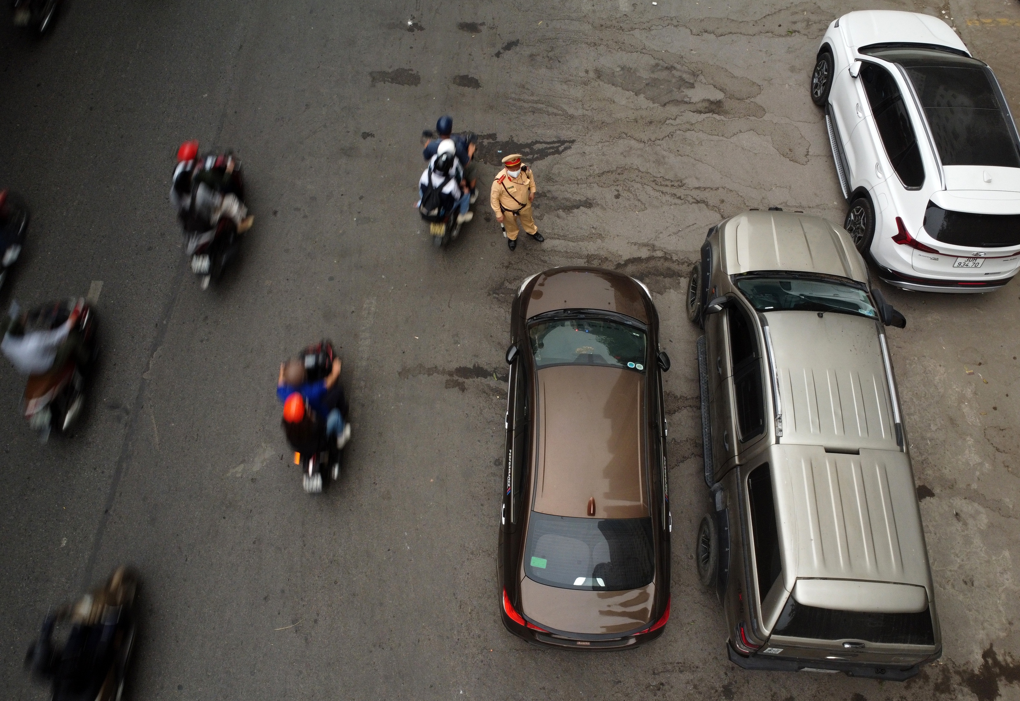 'Bức tranh châm biếm' về cảnh ô tô đỗ tràn lòng đường ở Hà Nội - Ảnh 5.