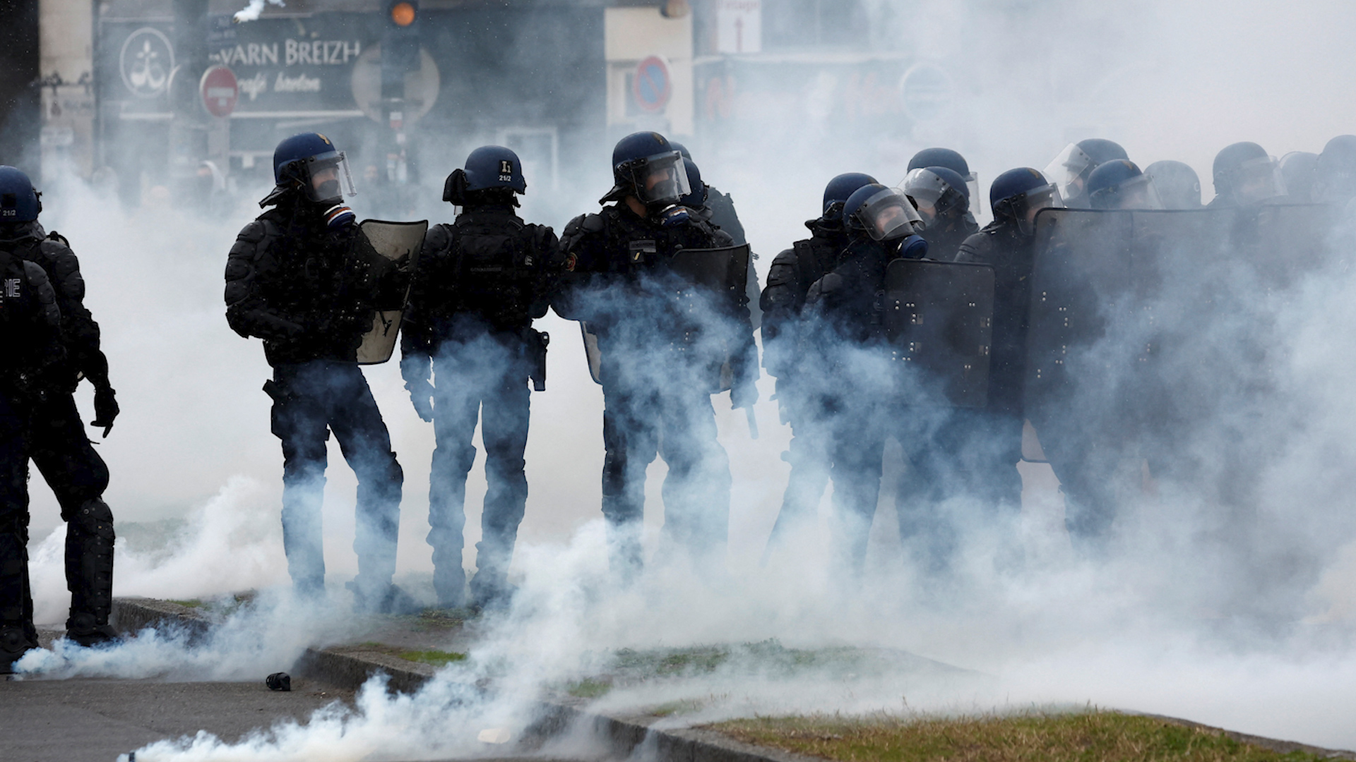 Đường phố Paris “bùng cháy” vì biểu tình phản đối cải cách lương hưu - Ảnh 1.