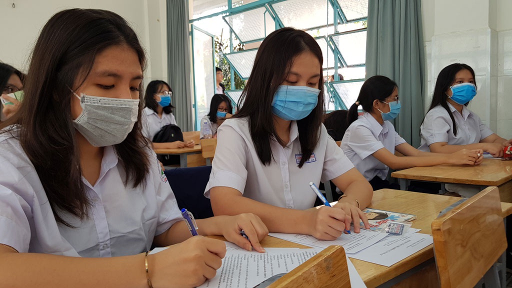 Đừng so điểm thi tốt nghiệp cấp 3 như 'cưỡi ngựa... không thấy hoa' - Ảnh 1.