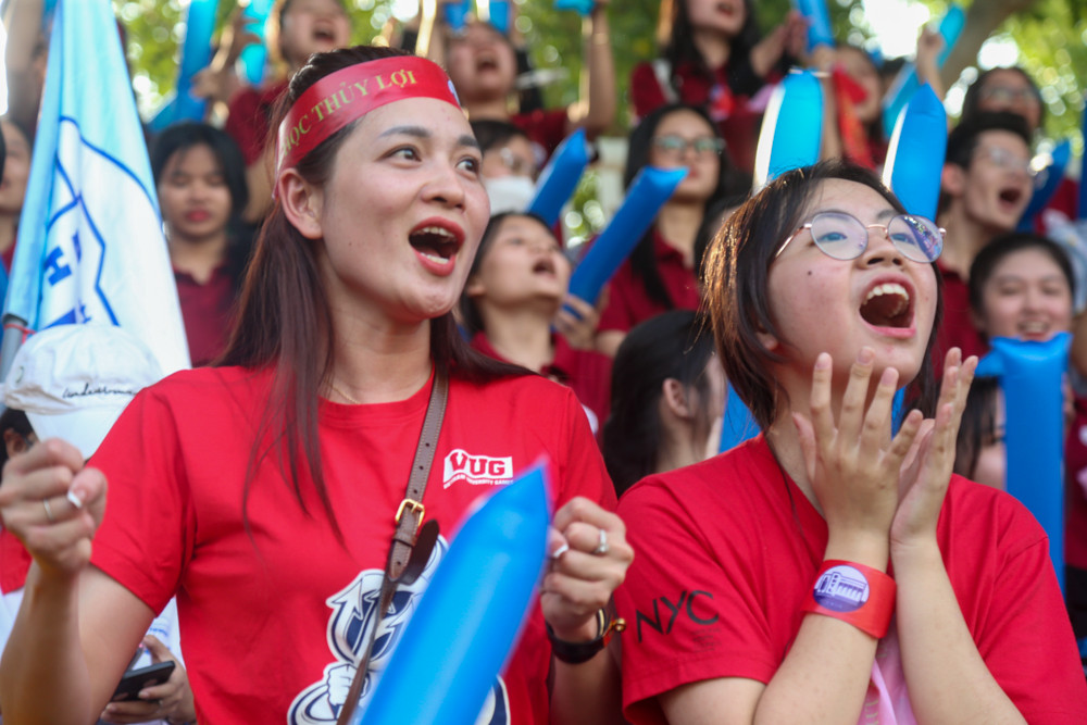 Hàng ngàn CĐV đội nắng xem trận 'đại chiến' ĐH Tôn Đức Thắng - ĐH Thủy lợi - Ảnh 4.