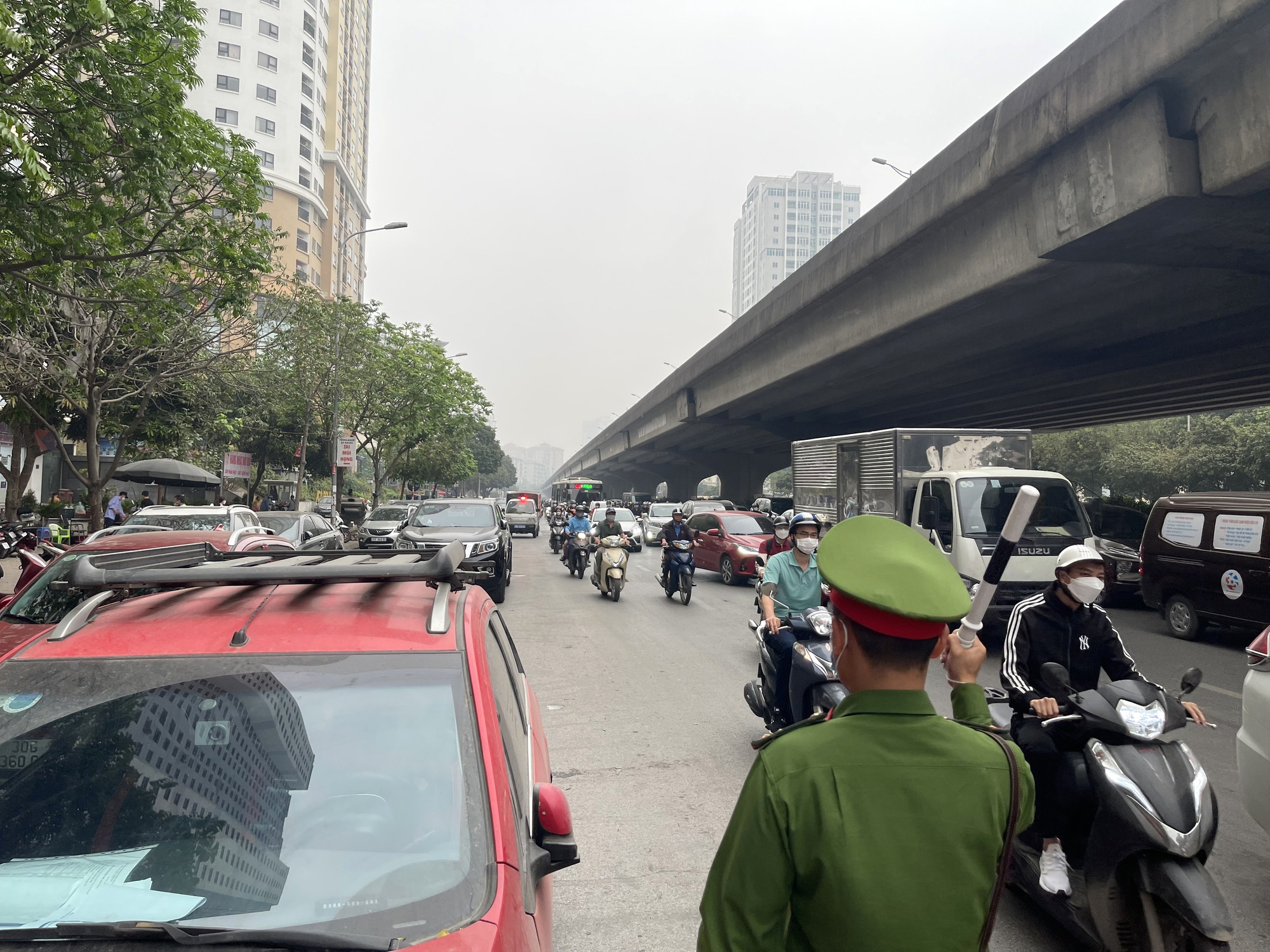 'Bức tranh châm biếm' về cảnh ô tô đỗ tràn lòng đường ở Hà Nội - Ảnh 4.