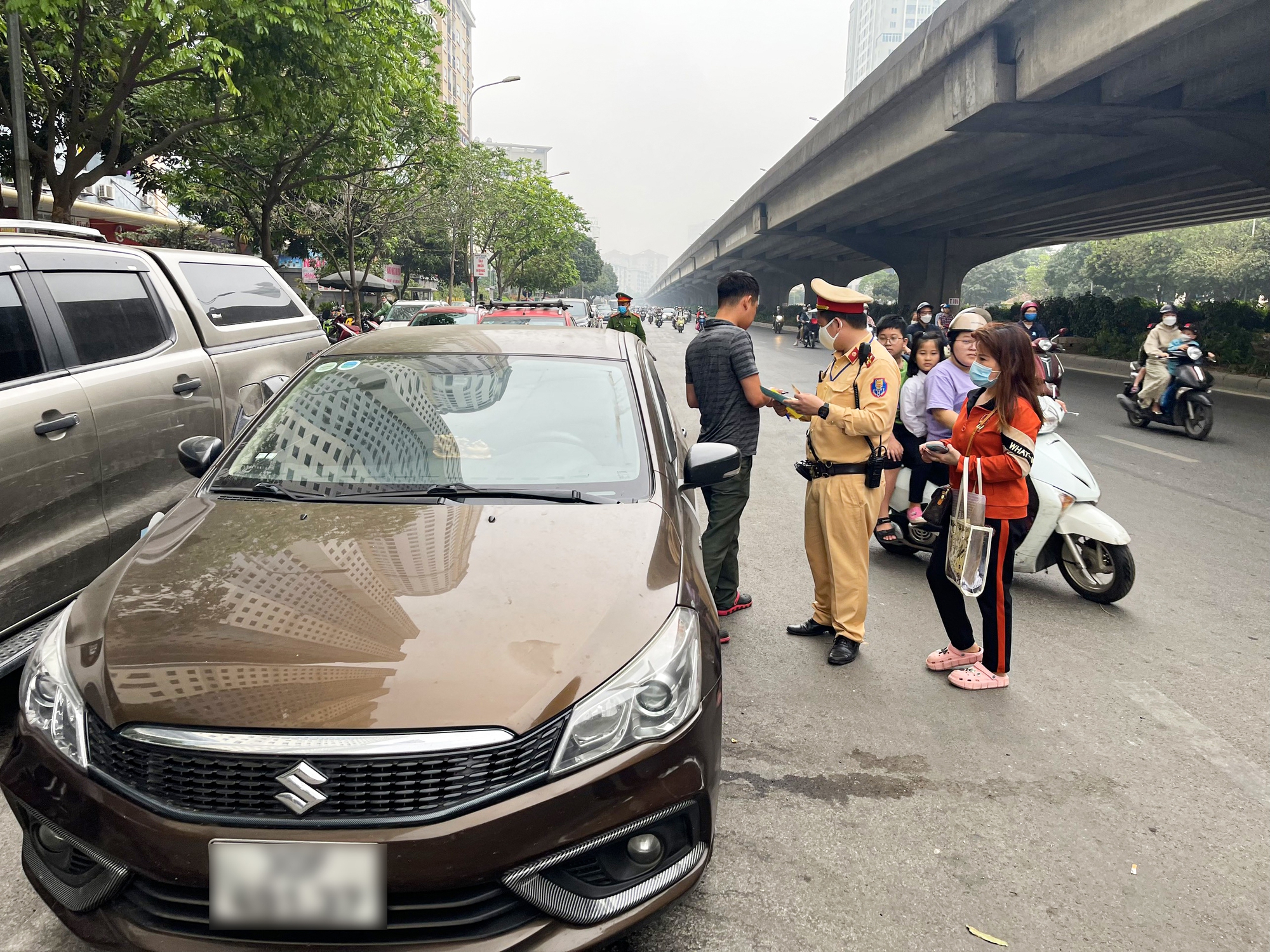 'Bức tranh châm biếm' về cảnh ô tô đỗ tràn lòng đường ở Hà Nội - Ảnh 2.