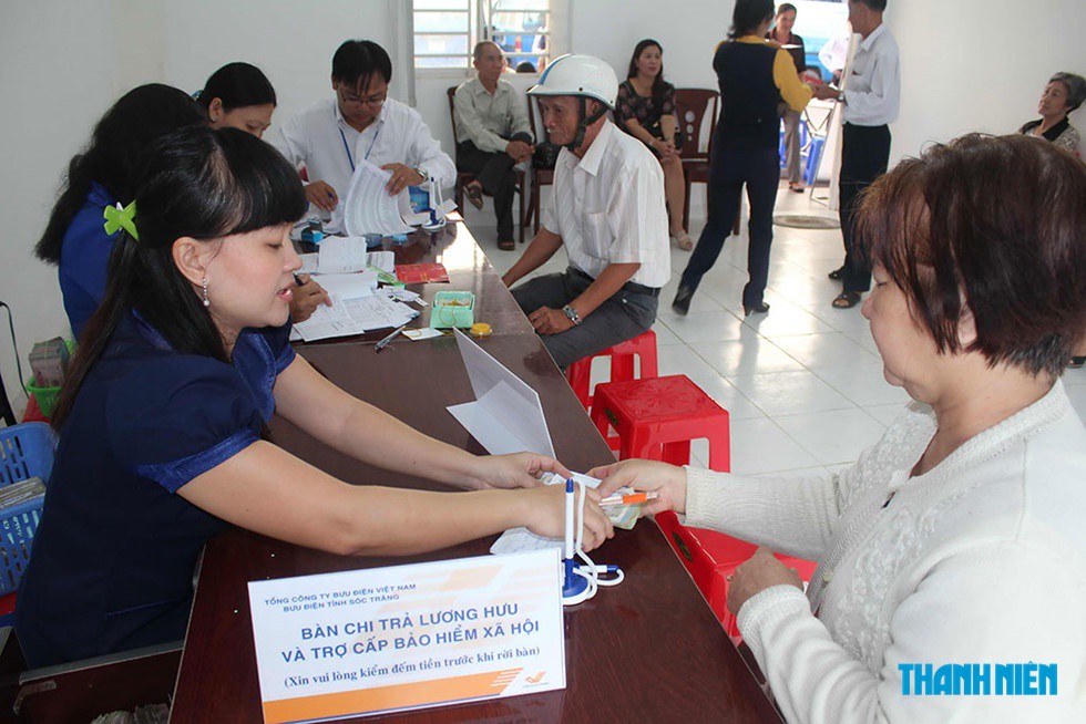 BHXH kiểm soát chặt trả lương hưu bằng tiền mặt, nhận thay- Ảnh 1.