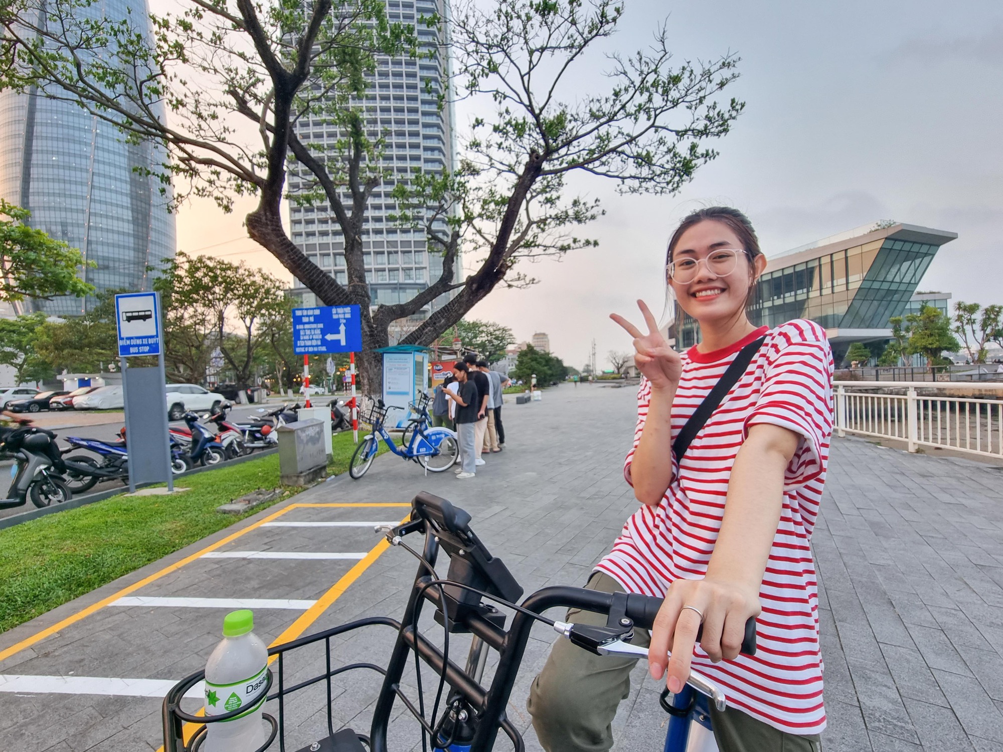 Người trẻ thích thú với xe đạp công cộng: 'Đến Đà Nẵng thì phải đạp xe'   - Ảnh 3.